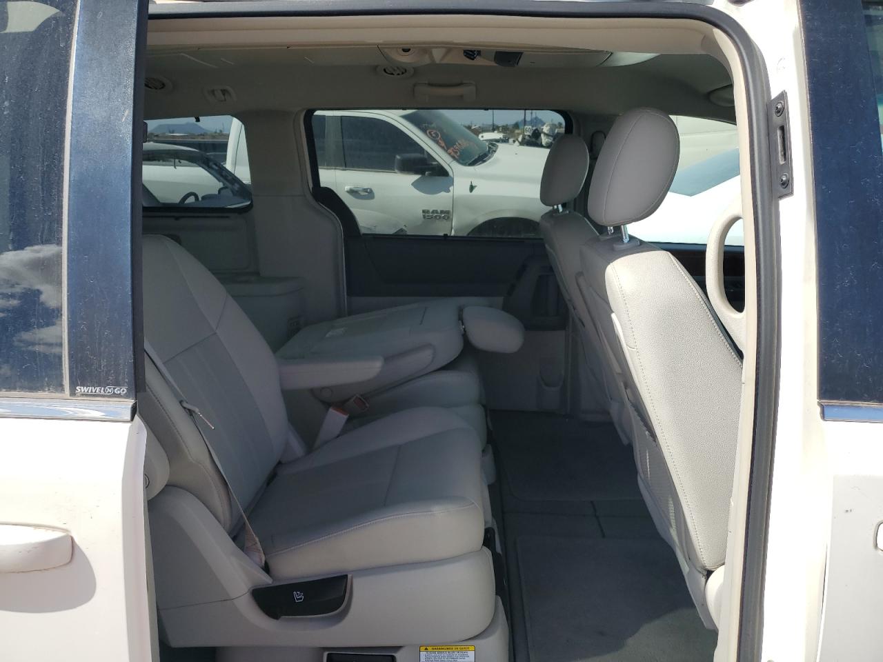 2009 Chrysler Town & Country - Image 11