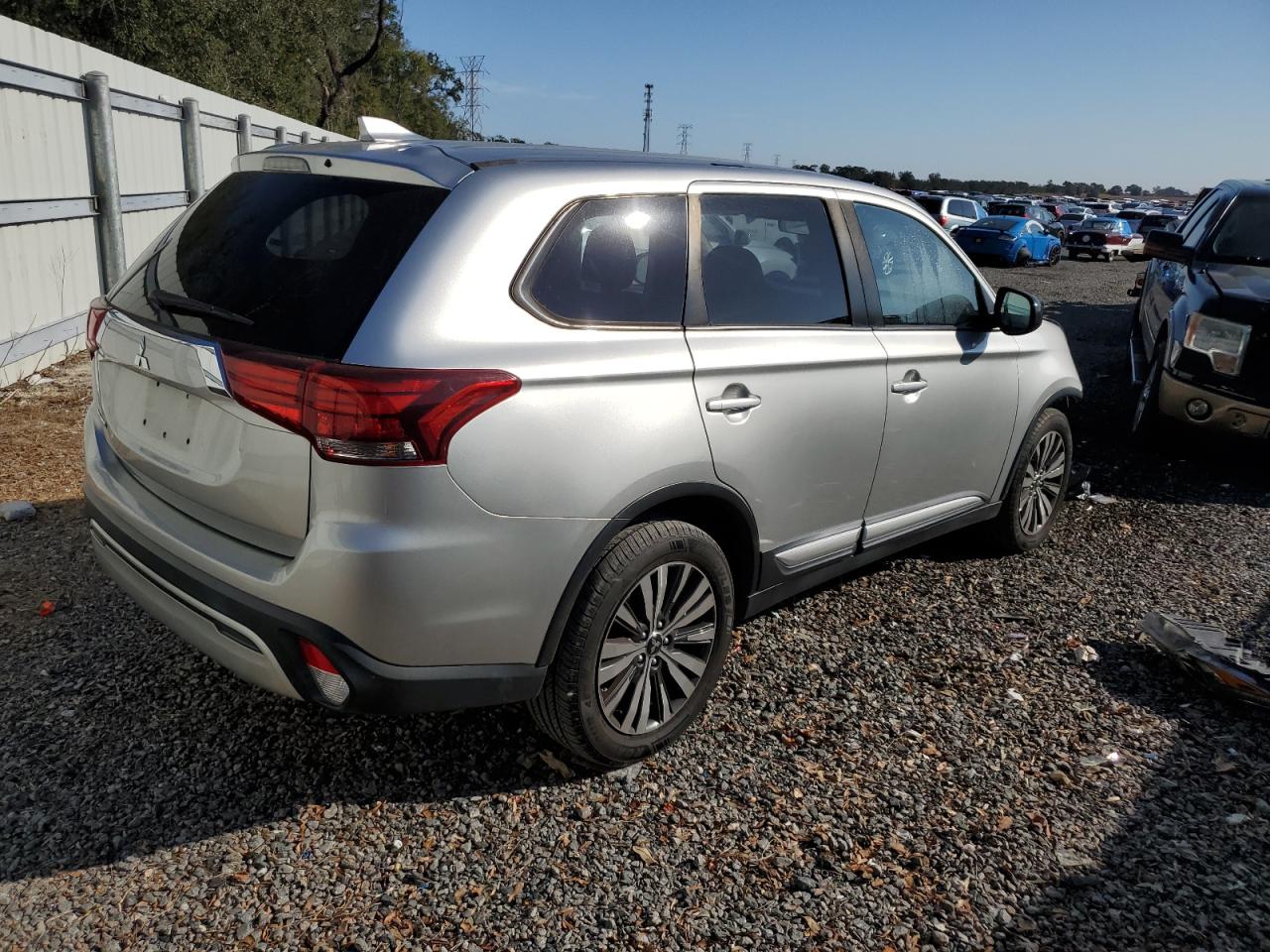 2020 Mitsubishi Outlander - Image 3