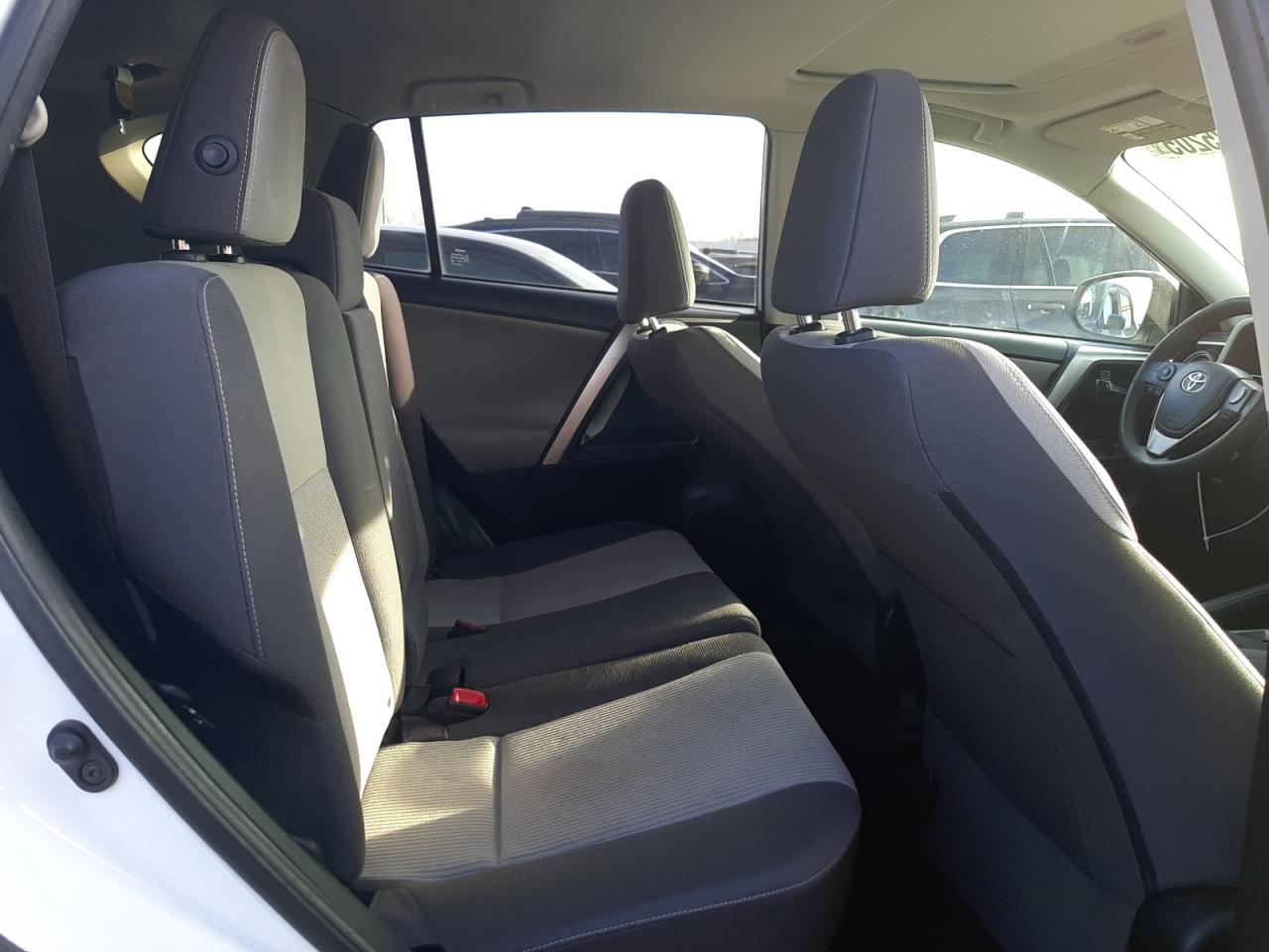 2015 Toyota RAV 4 - Image 11