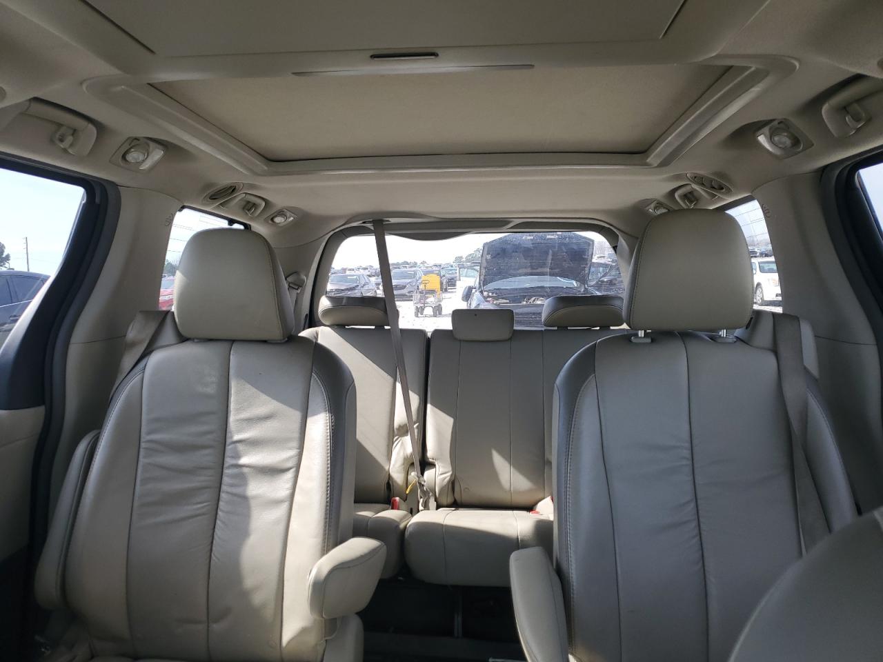 2011 Toyota Sienna - Image 10
