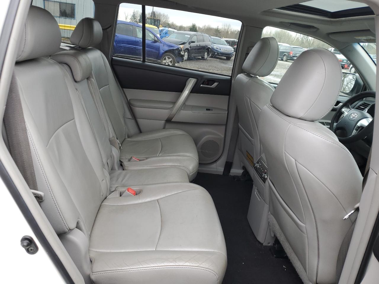 2012 Toyota Highlander - Image 10