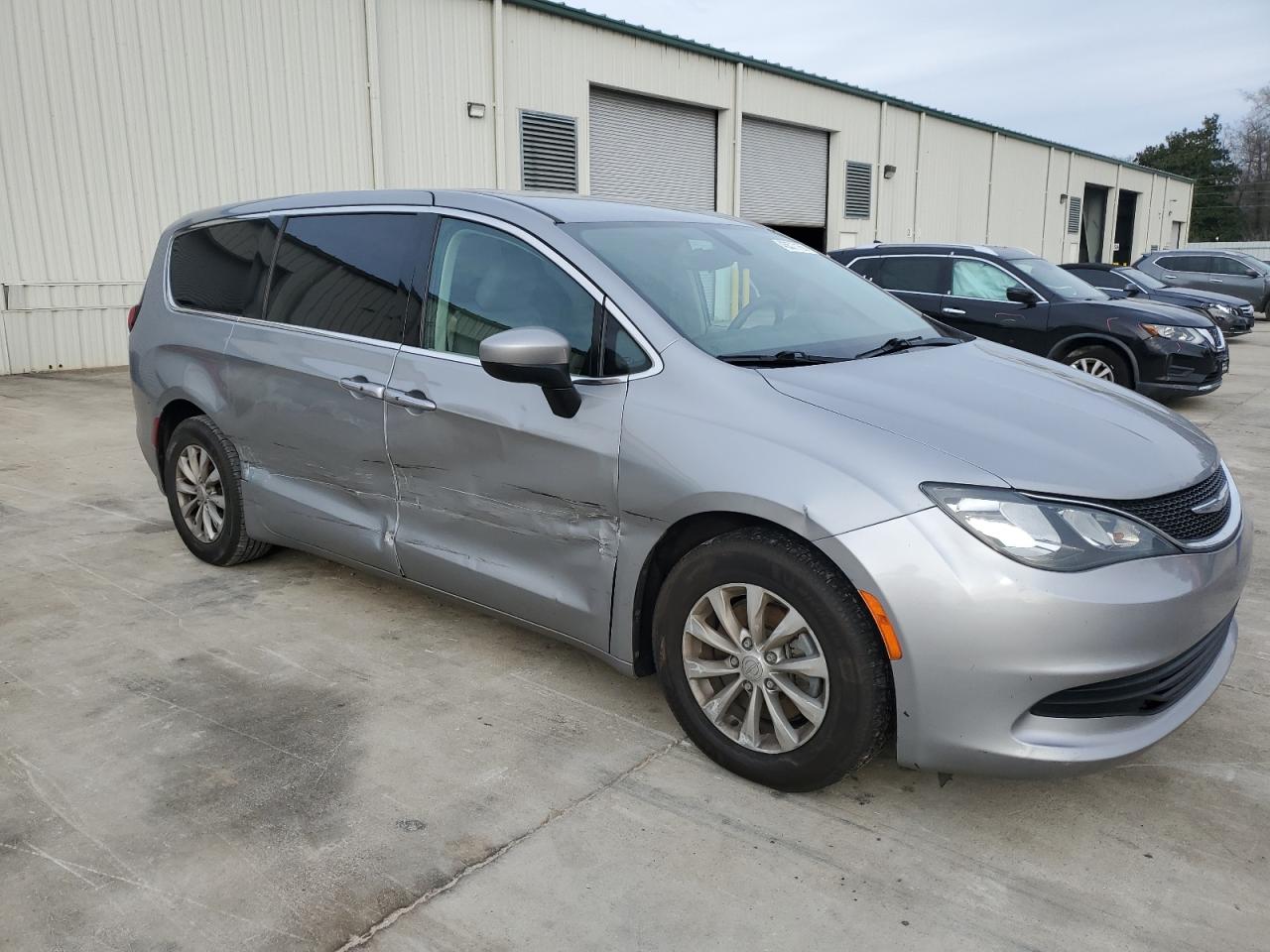 2017 Chrysler Pacifica - Image 4