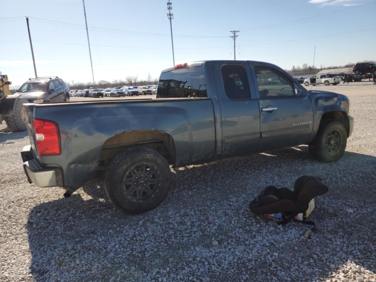2009 Chevrolet Silverado - Image 3