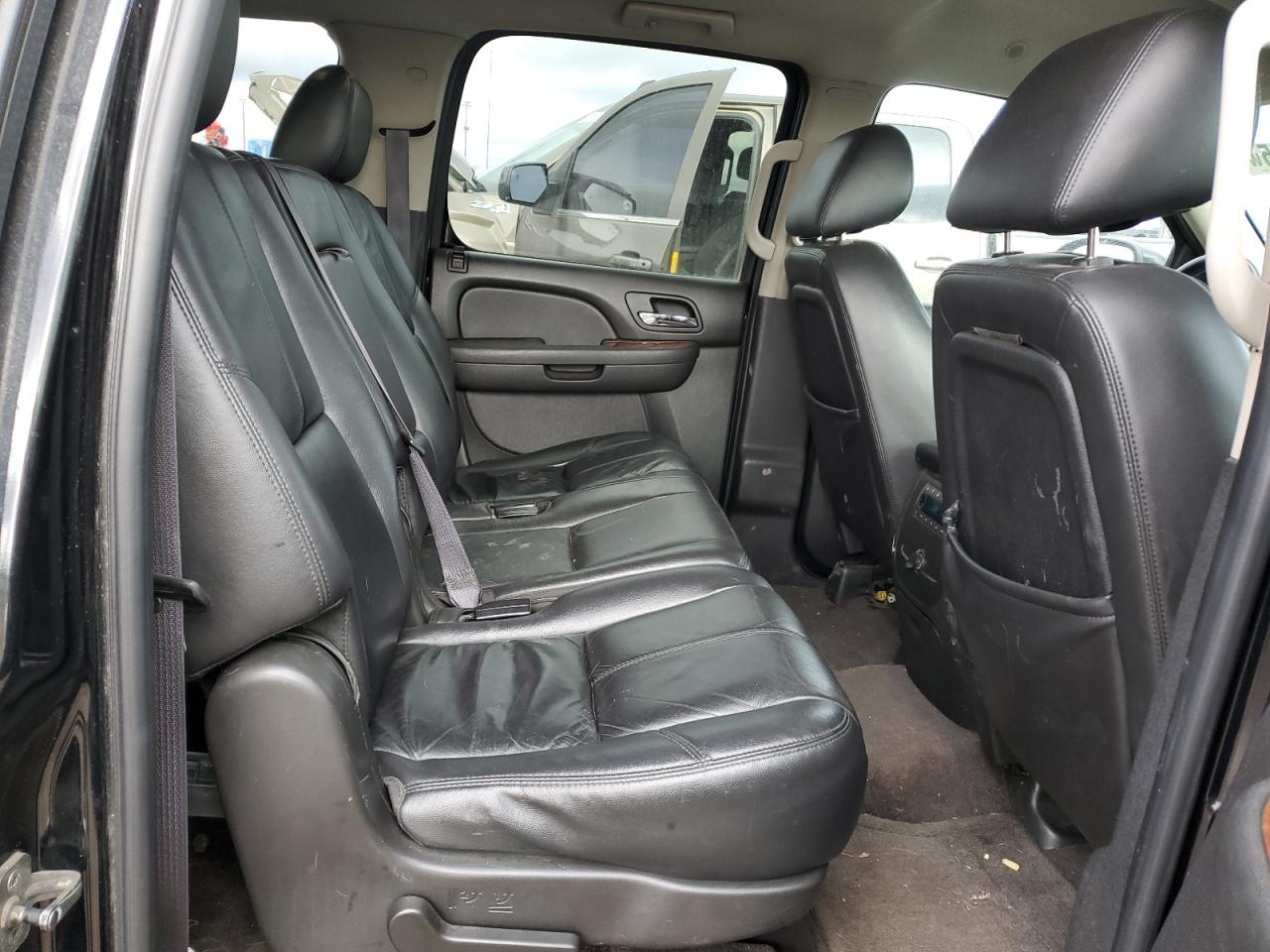 2011 Chevrolet Suburban - Image 11