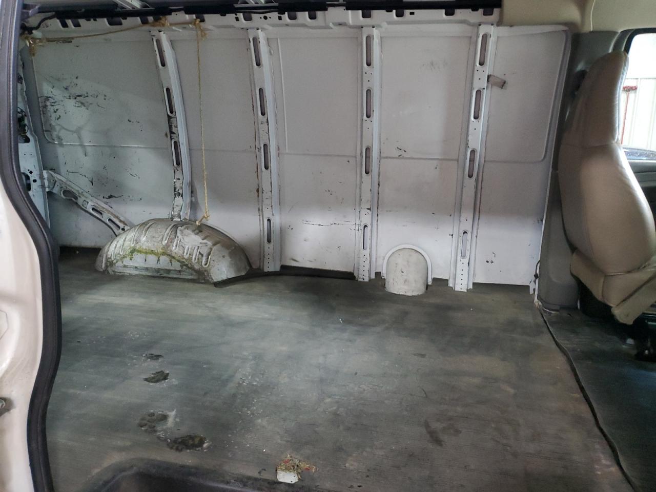 2005 Chevrolet Express - Image 11