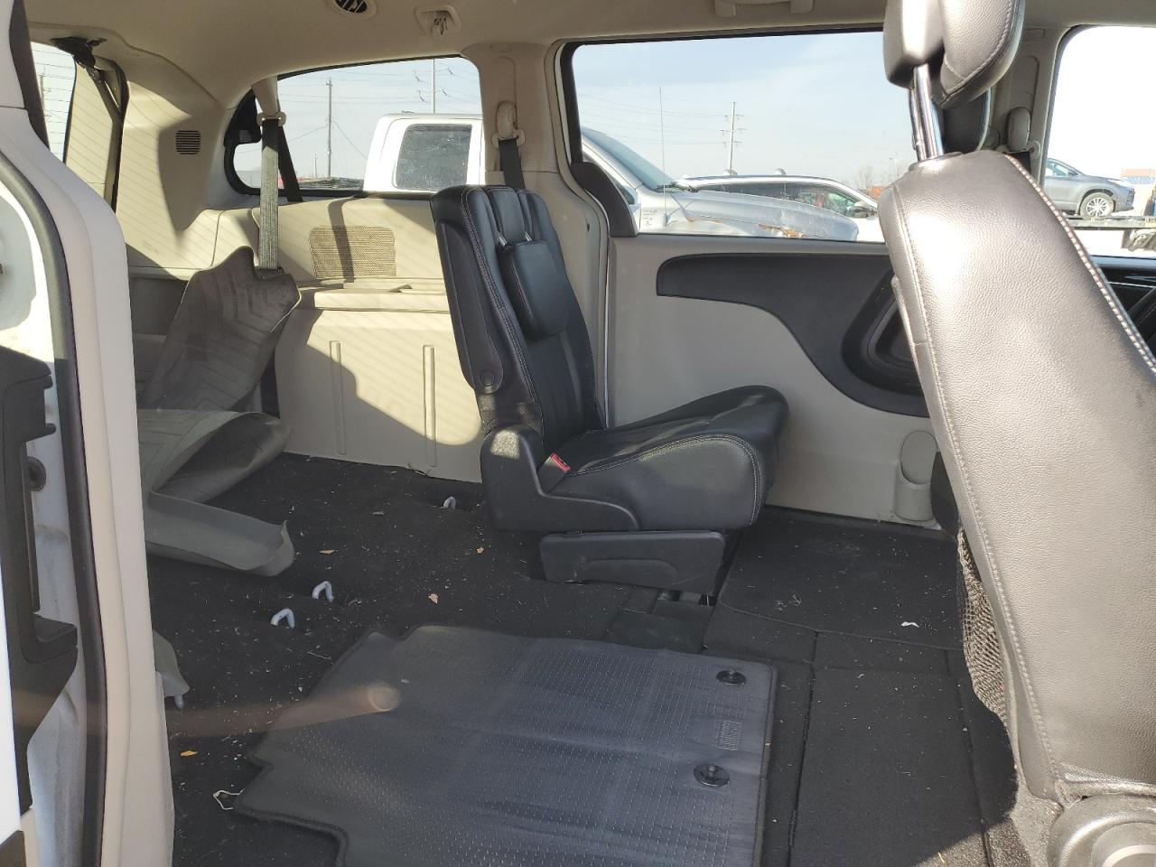 2014 Chrysler Town & Country - Image 11