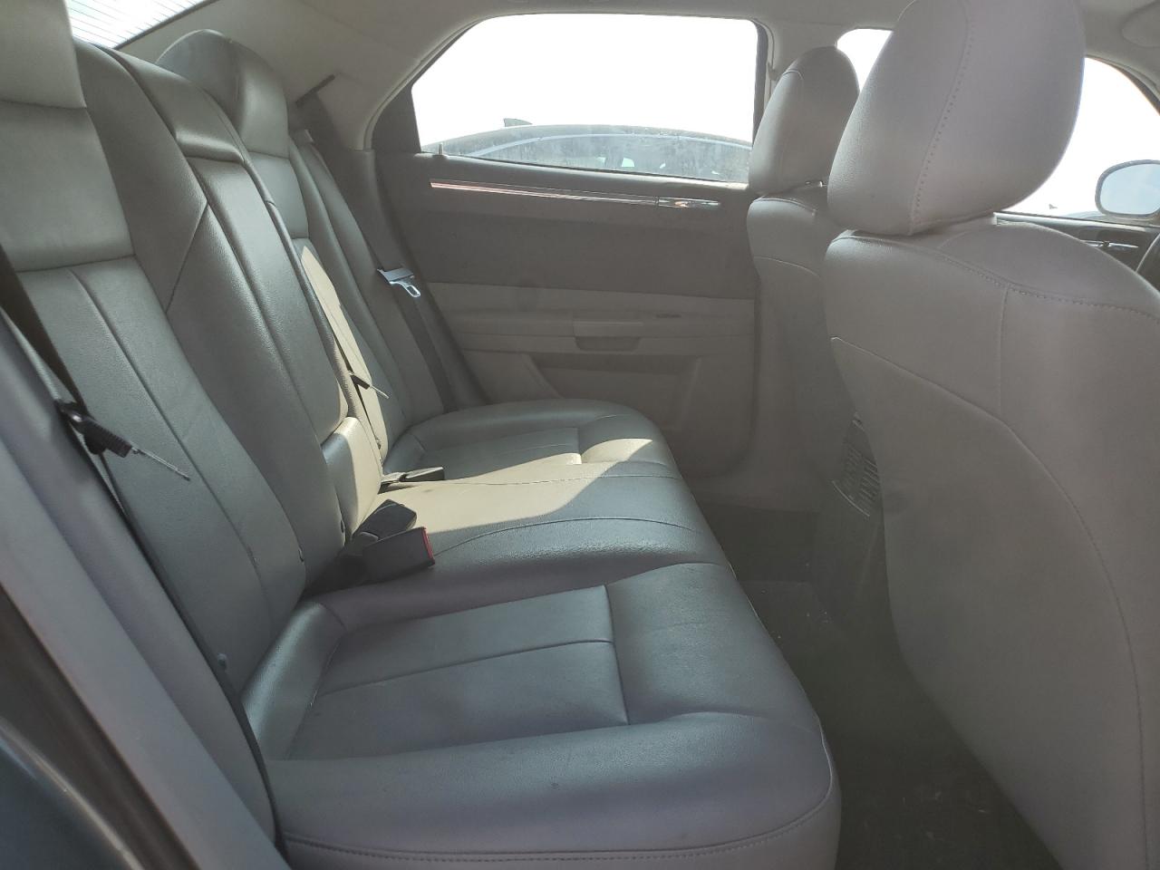 2006 Chrysler 300 - Image 10