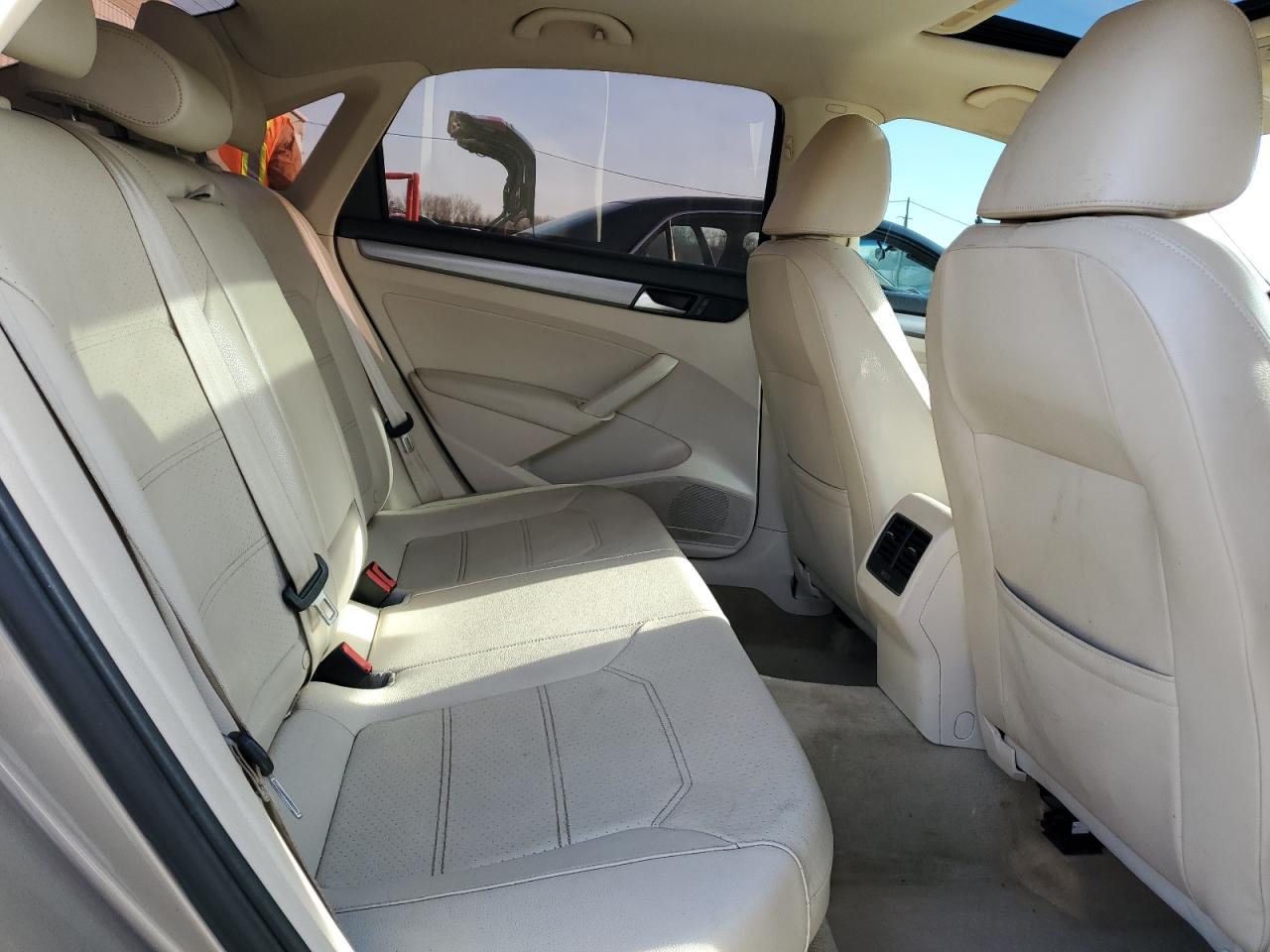 2015 Volkswagen Passat - Image 10