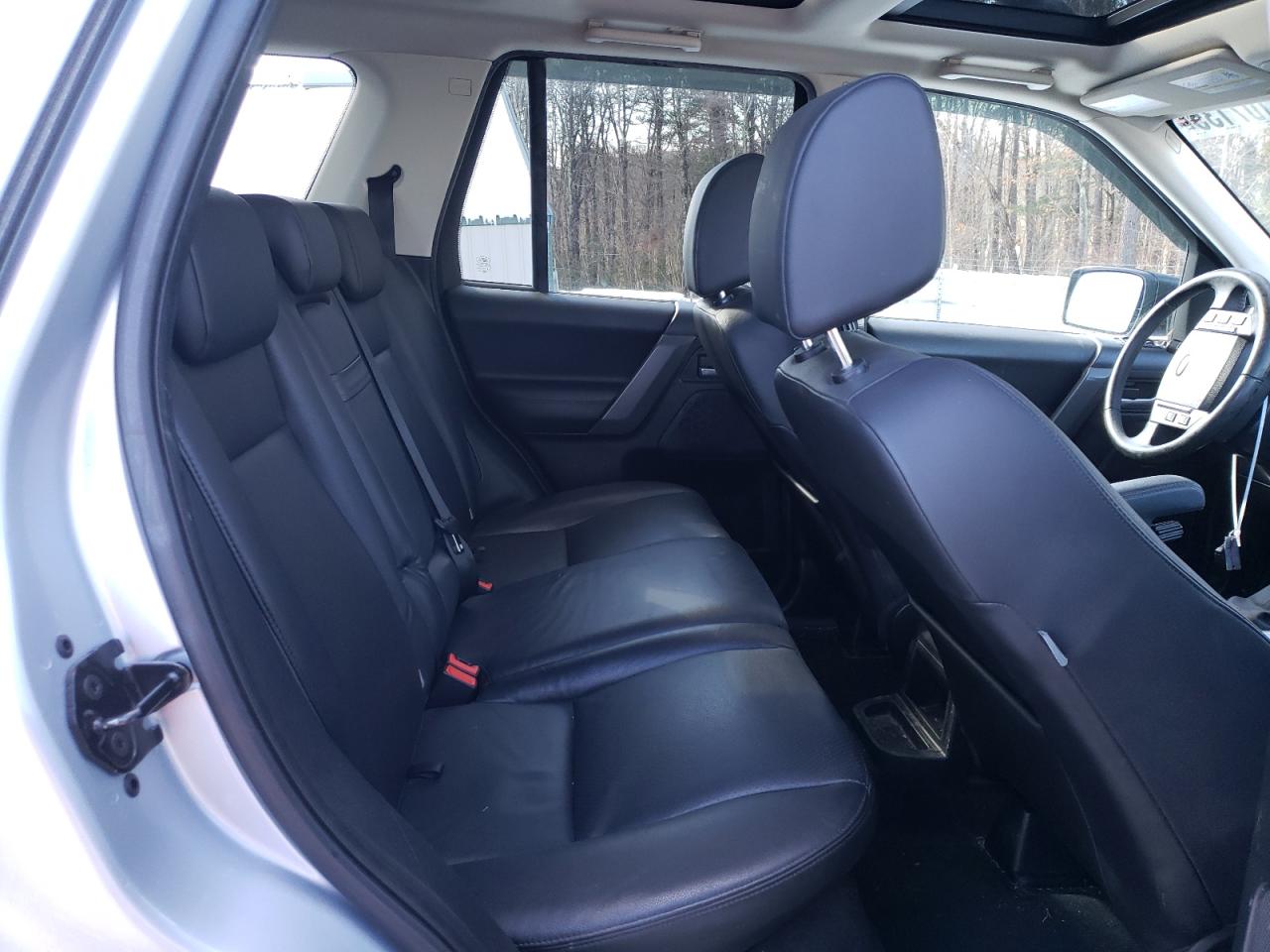 2010 Land Rover LR2 - Image 11