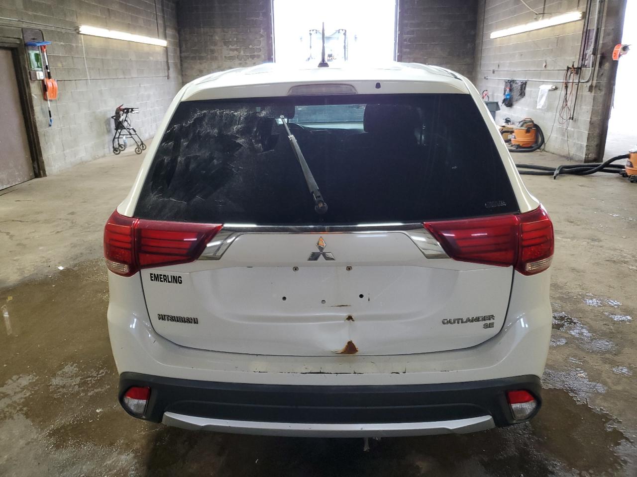 2016 Mitsubishi Outlander - Image 6