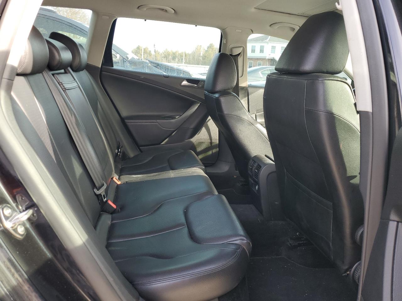 2010 Volkswagen Passat - Image 10