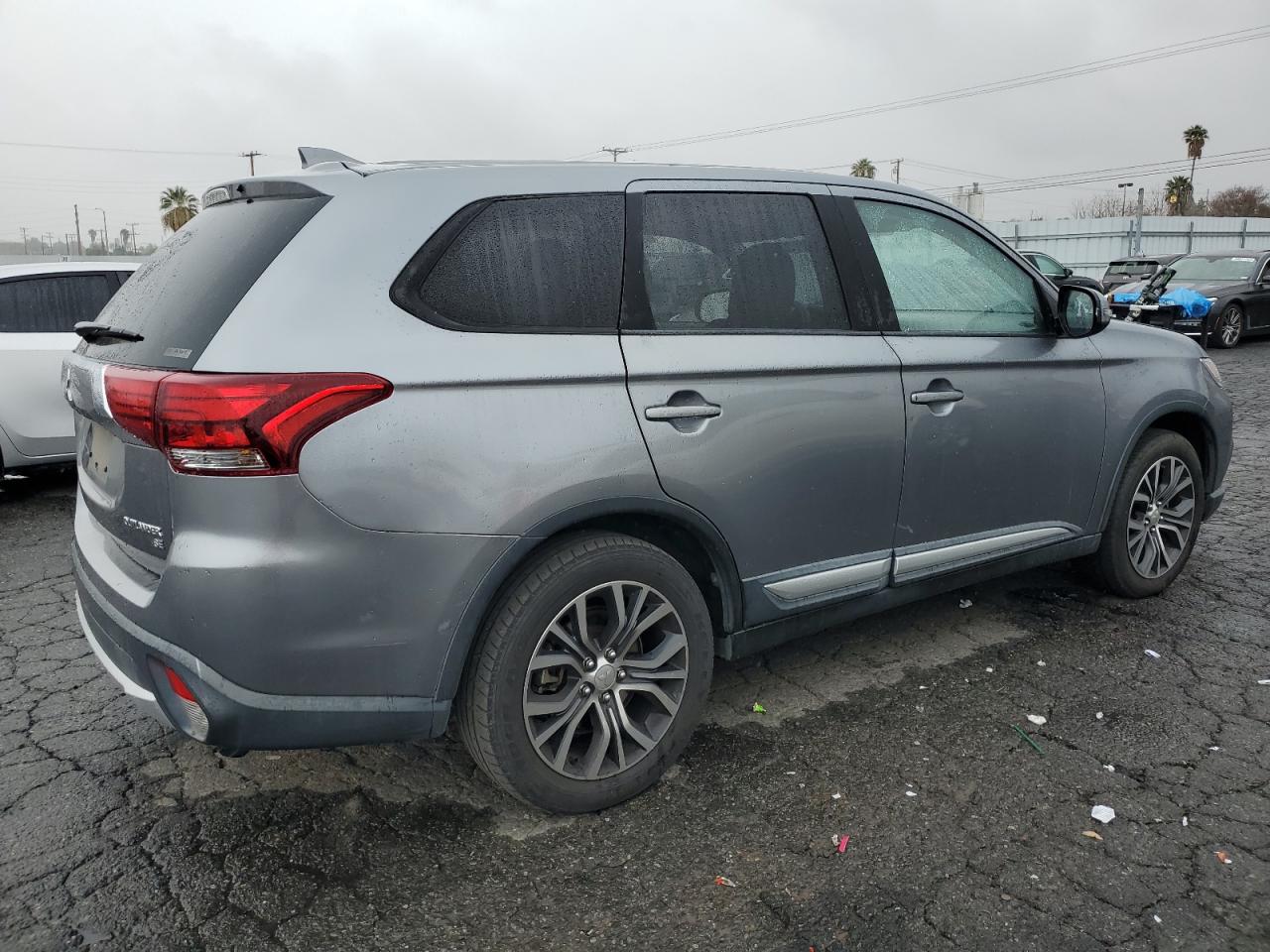 2018 Mitsubishi Outlander - Image 3