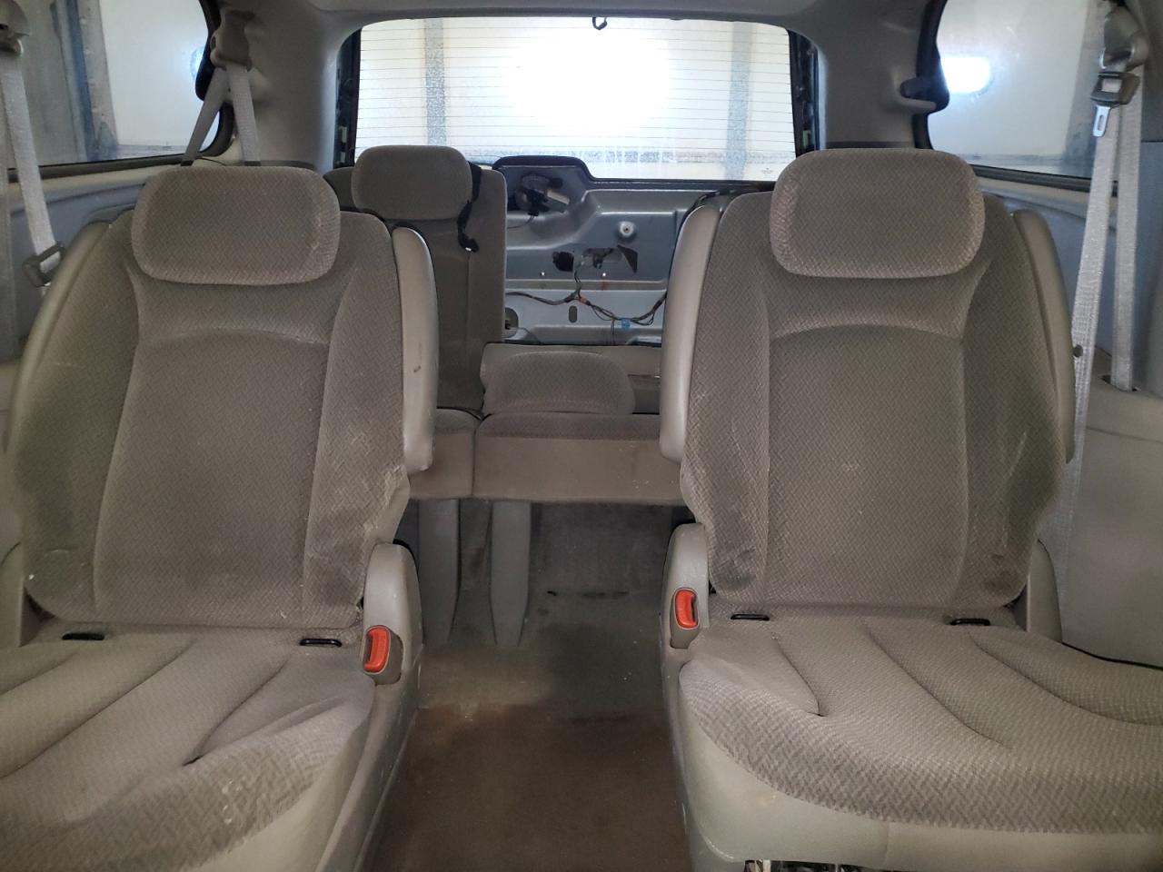 2005 Chrysler Town & Country Lx VIN: 2C4GP44R55R598268 Lot: 42684405