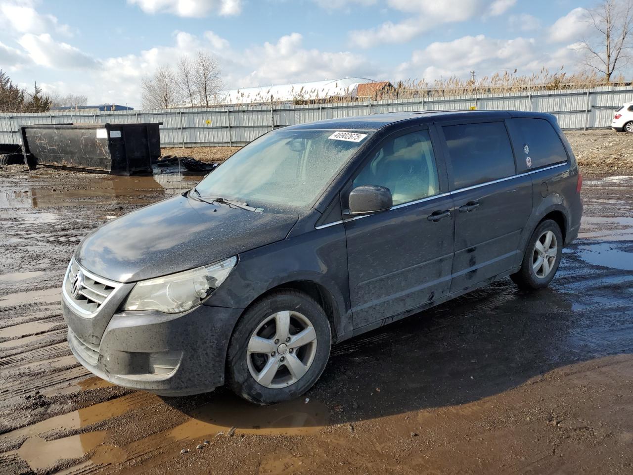 2010 Volkswagen Routan - Image 1