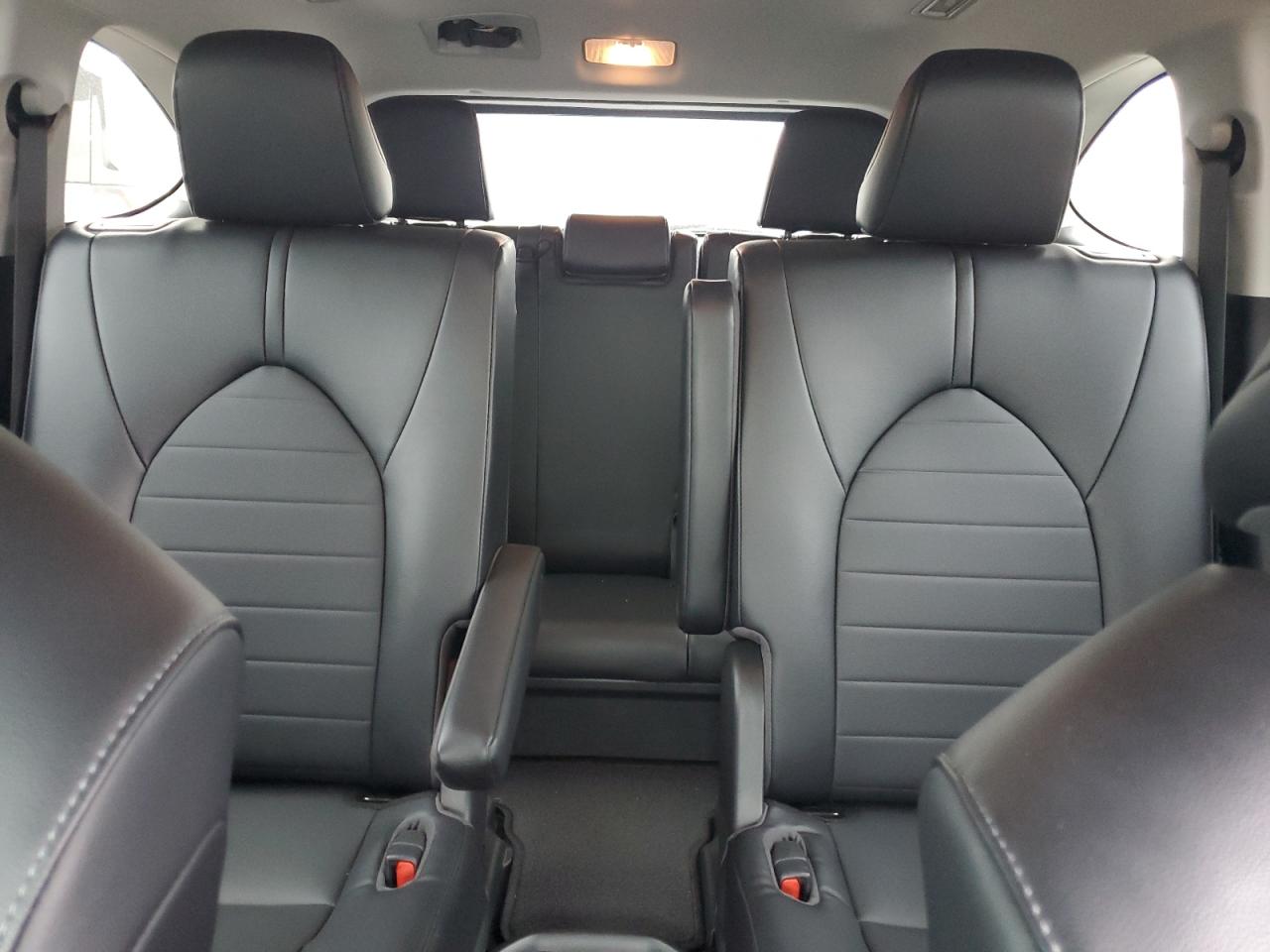 2022 Toyota Highlander - Image 10
