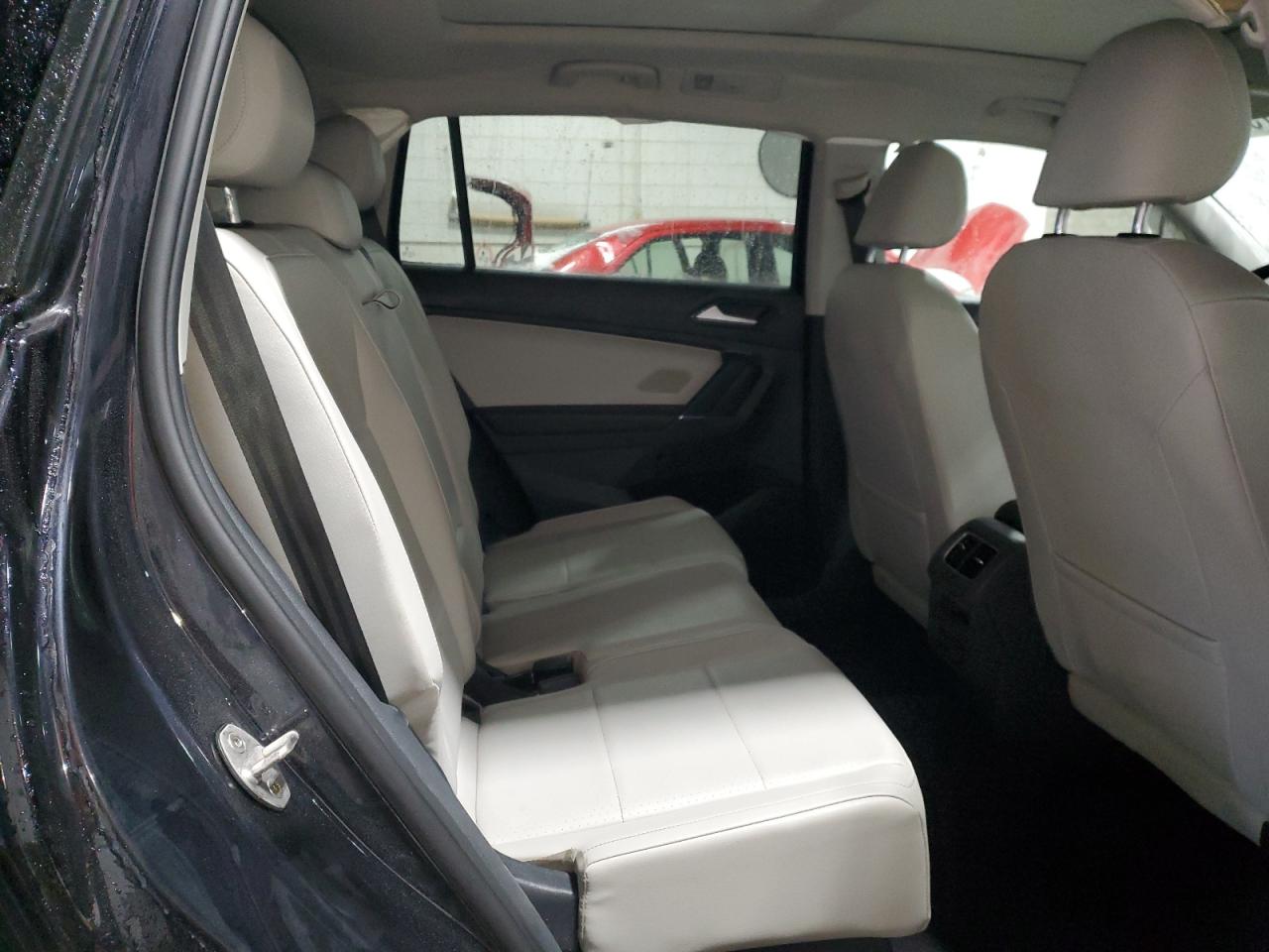 2018 Volkswagen Tiguan - Image 12