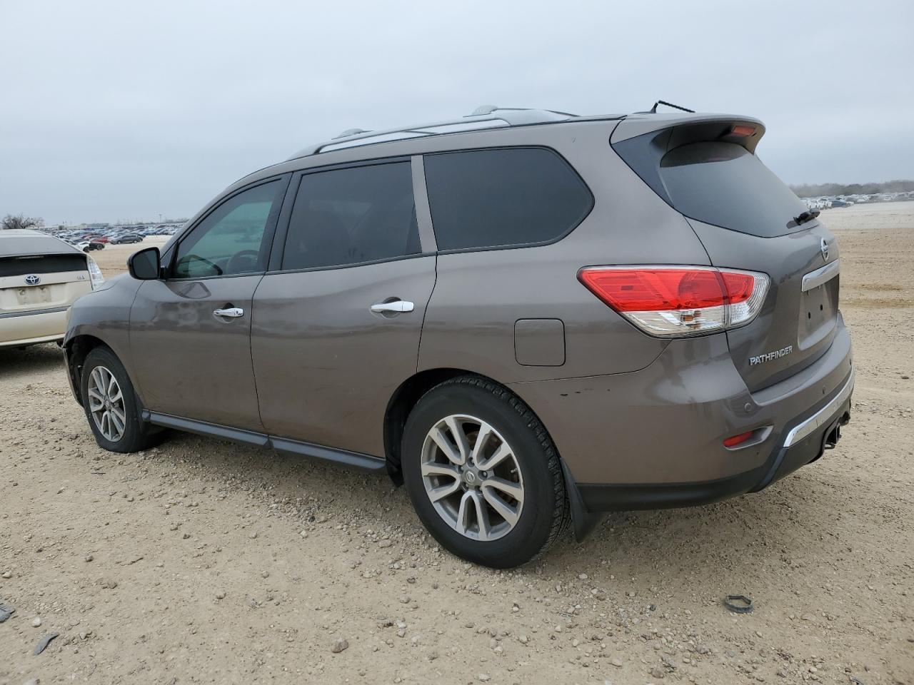2014 Nissan Pathfinder - Image 2