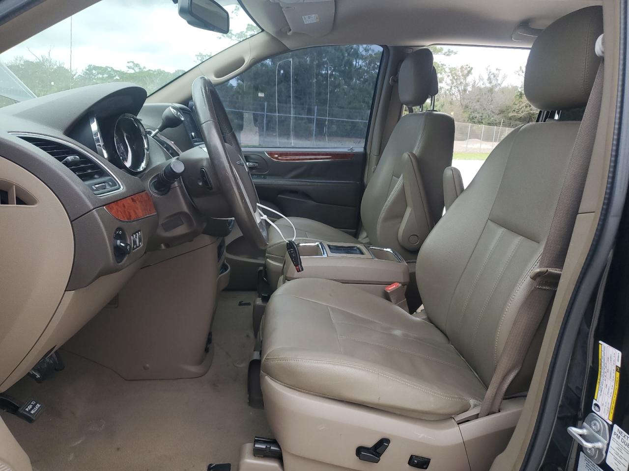 2016 Chrysler Town & Country - Image 7