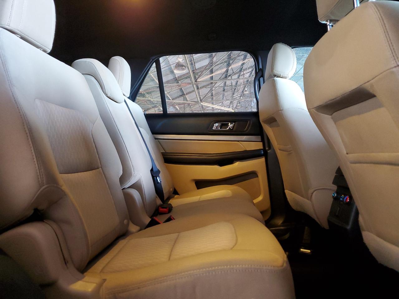 2016 Ford Explorer - Image 11
