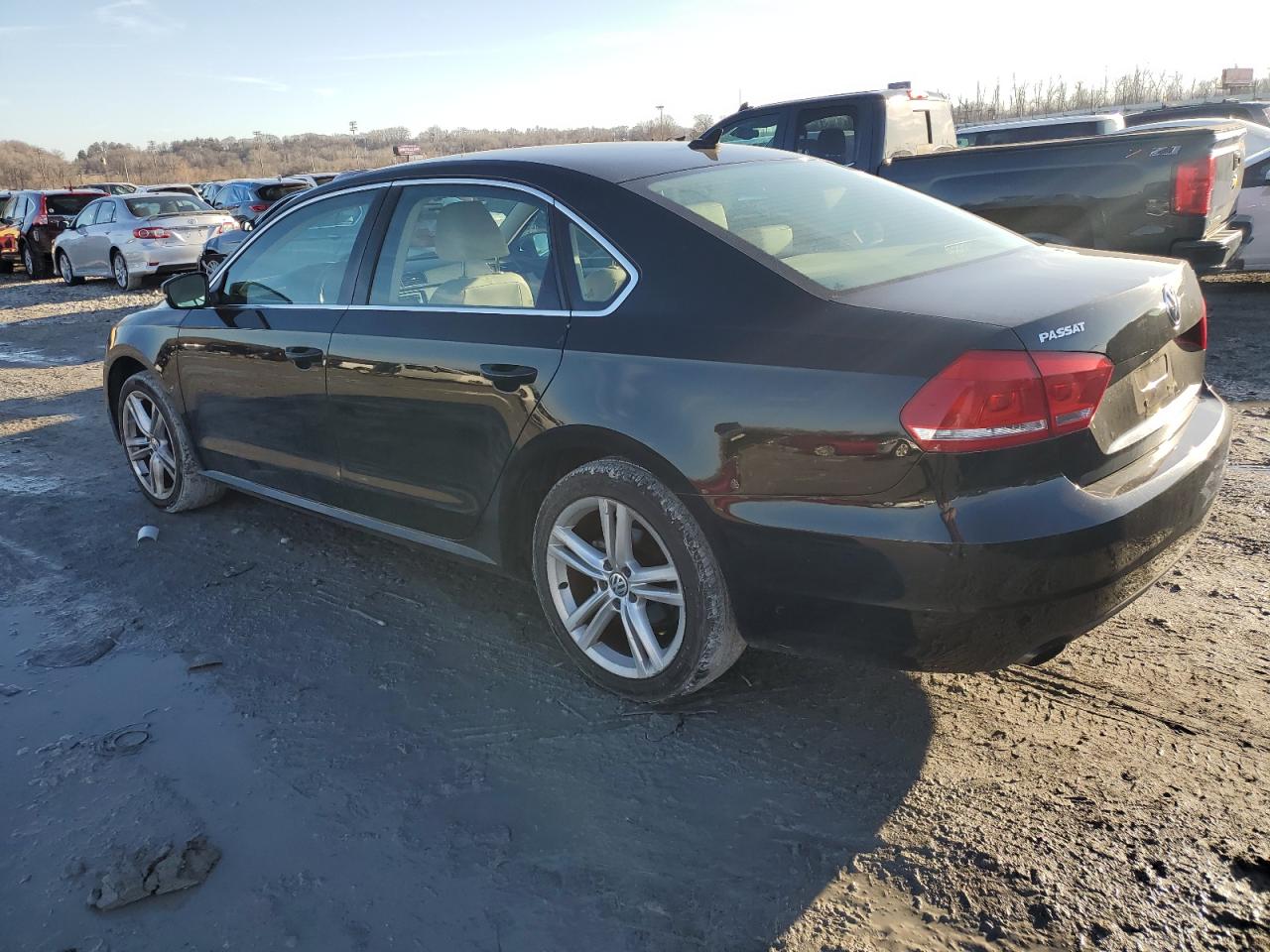2014 Volkswagen Passat - Image 2