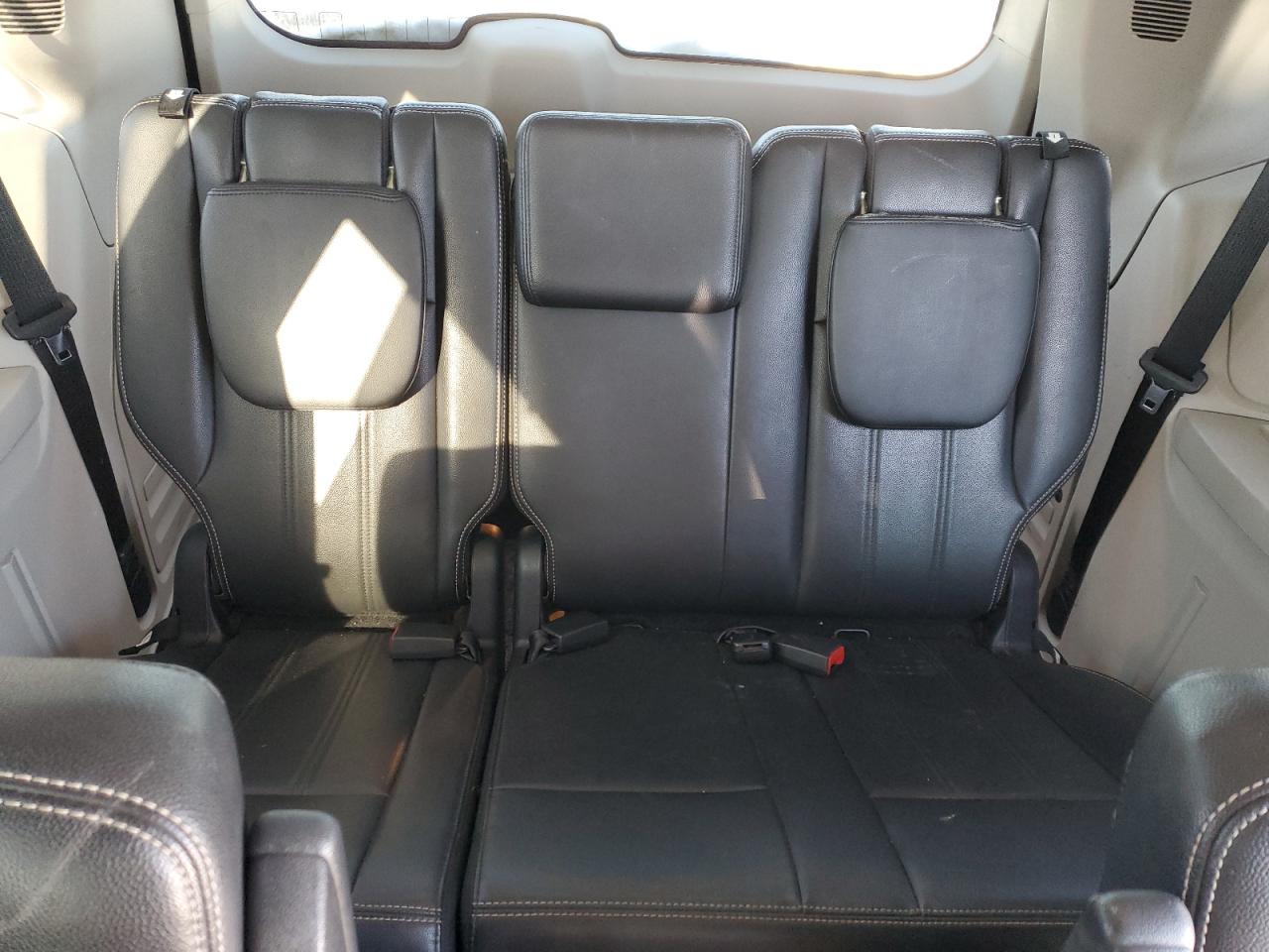 2013 Chrysler Town & Country - Image 10