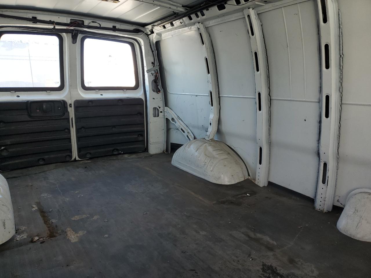 2015 Chevrolet Express - Image 11