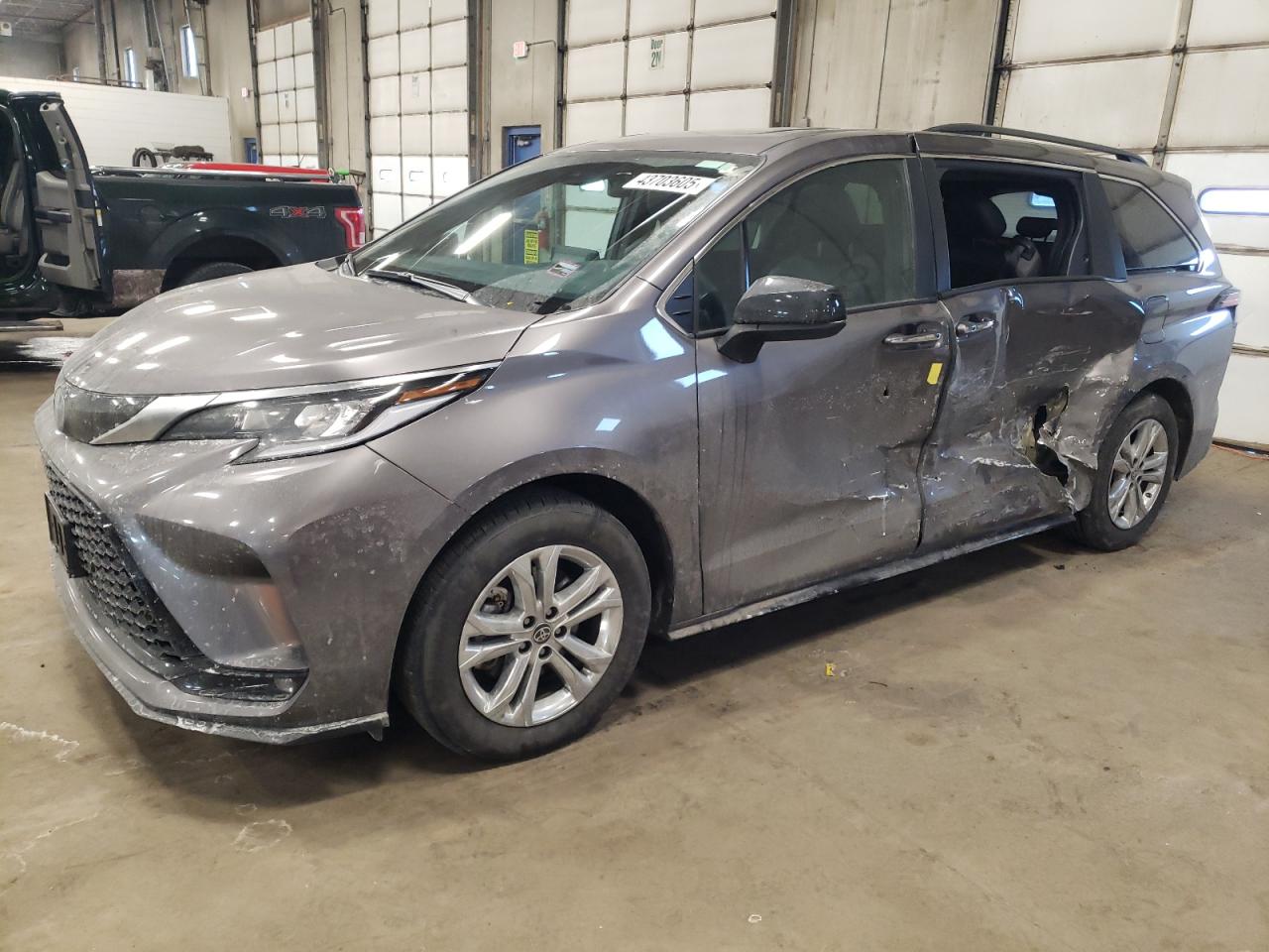2022 Toyota Sienna - Image 1