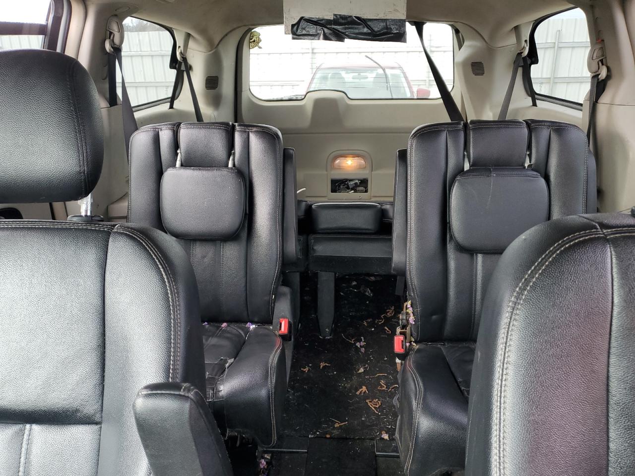 2014 Chrysler Town & Country - Image 10