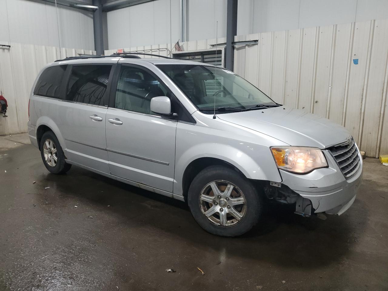 2009 Chrysler Town & Country - Image 4