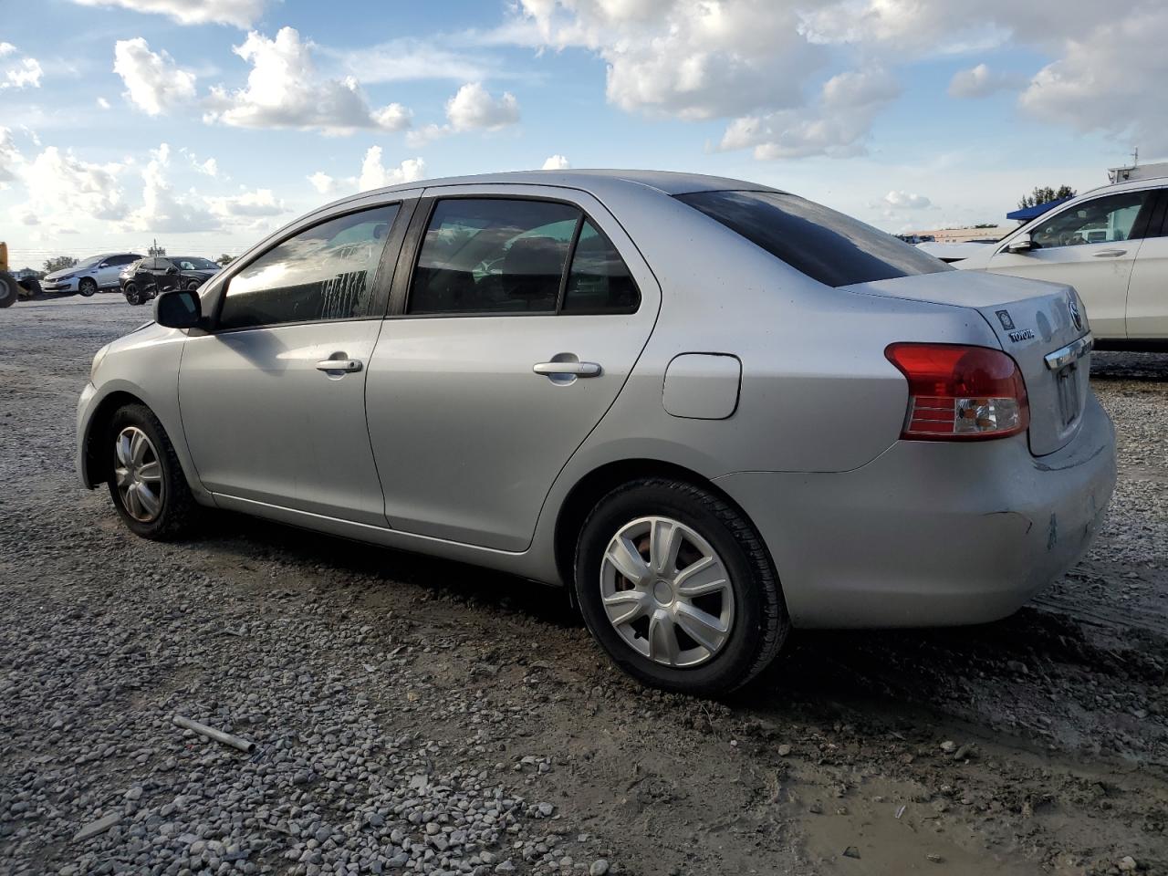 2009 Toyota Yaris - Image 2