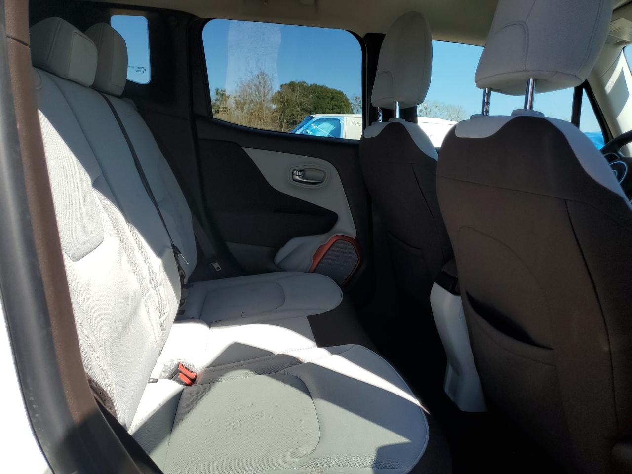 2016 Jeep Renegade - Image 11