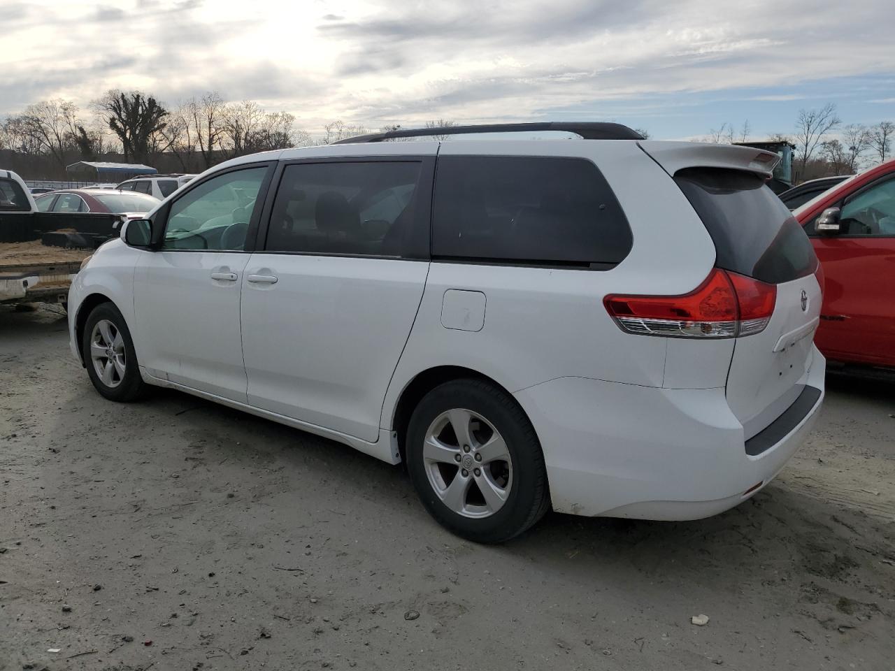 2013 Toyota Sienna - Image 2