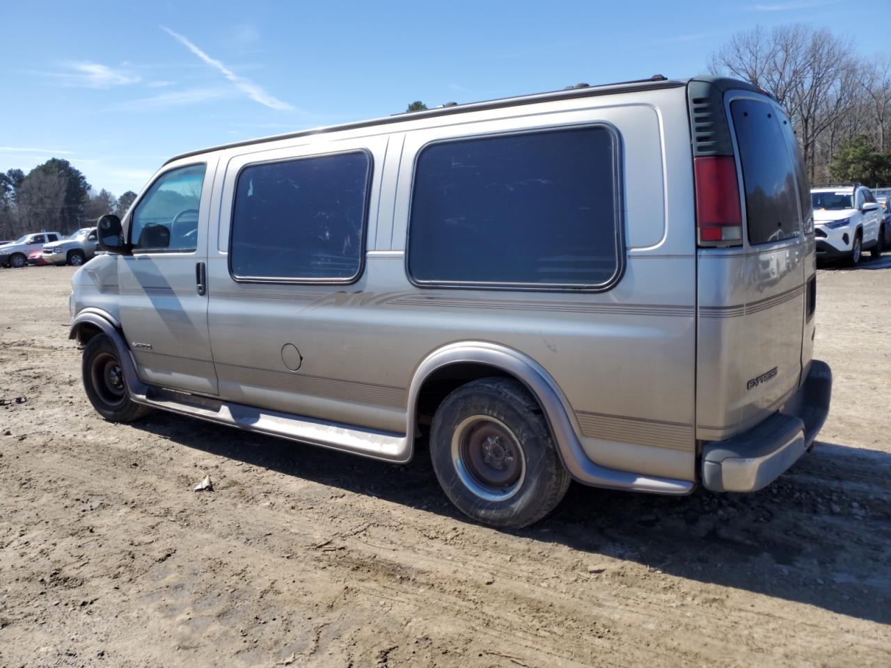 2000 Chevrolet Express - Image 2