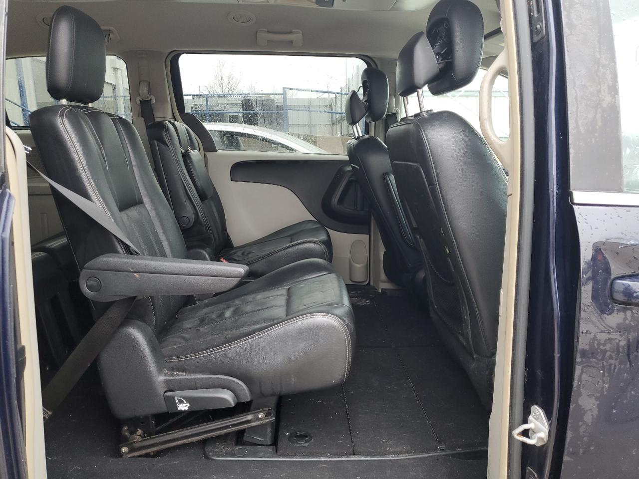 2012 Chrysler Town & Country - Image 11