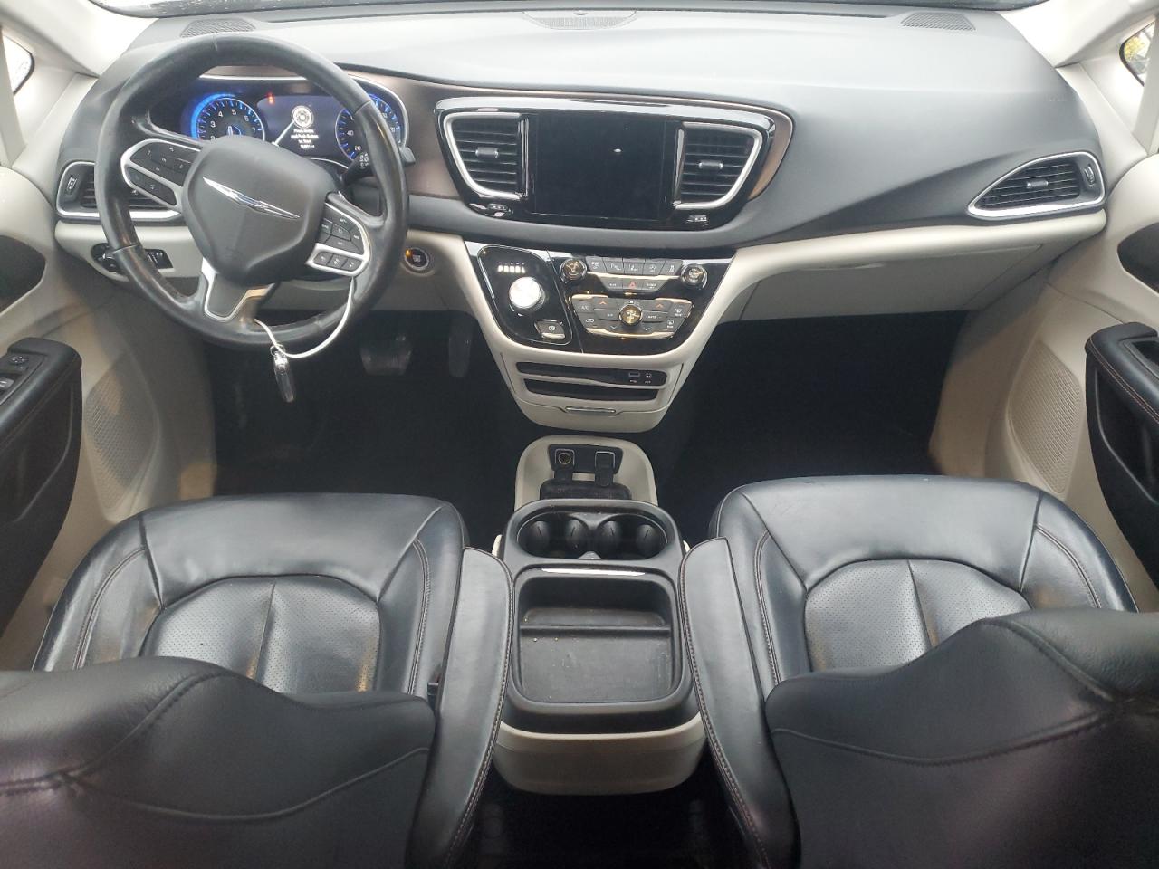 2019 Chrysler Pacifica - Image 8