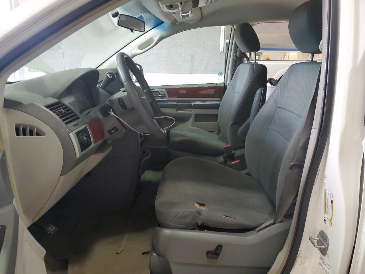 2009 Chrysler Town & Country - Image 7