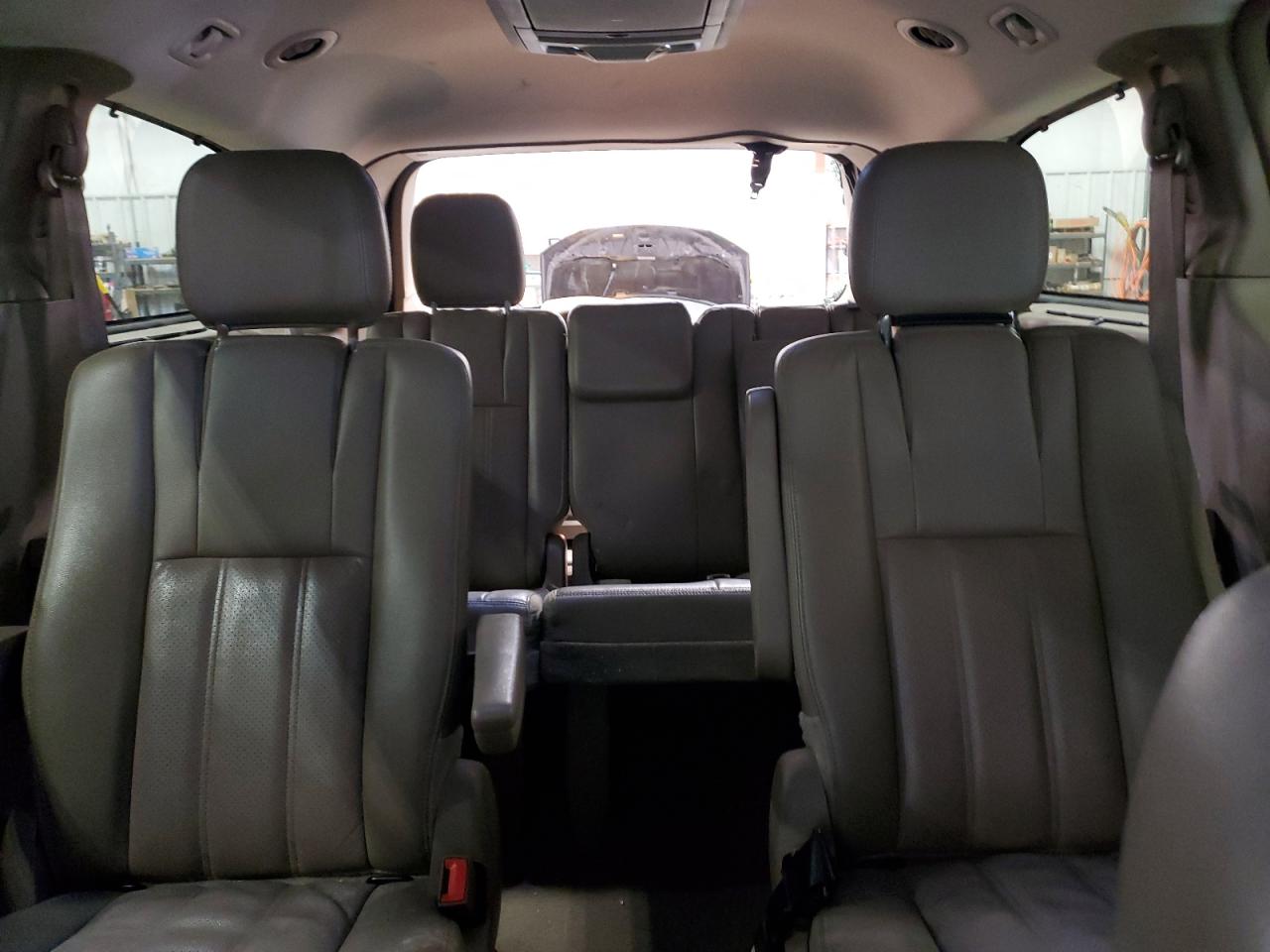 2013 Chrysler Town & Country - Image 10