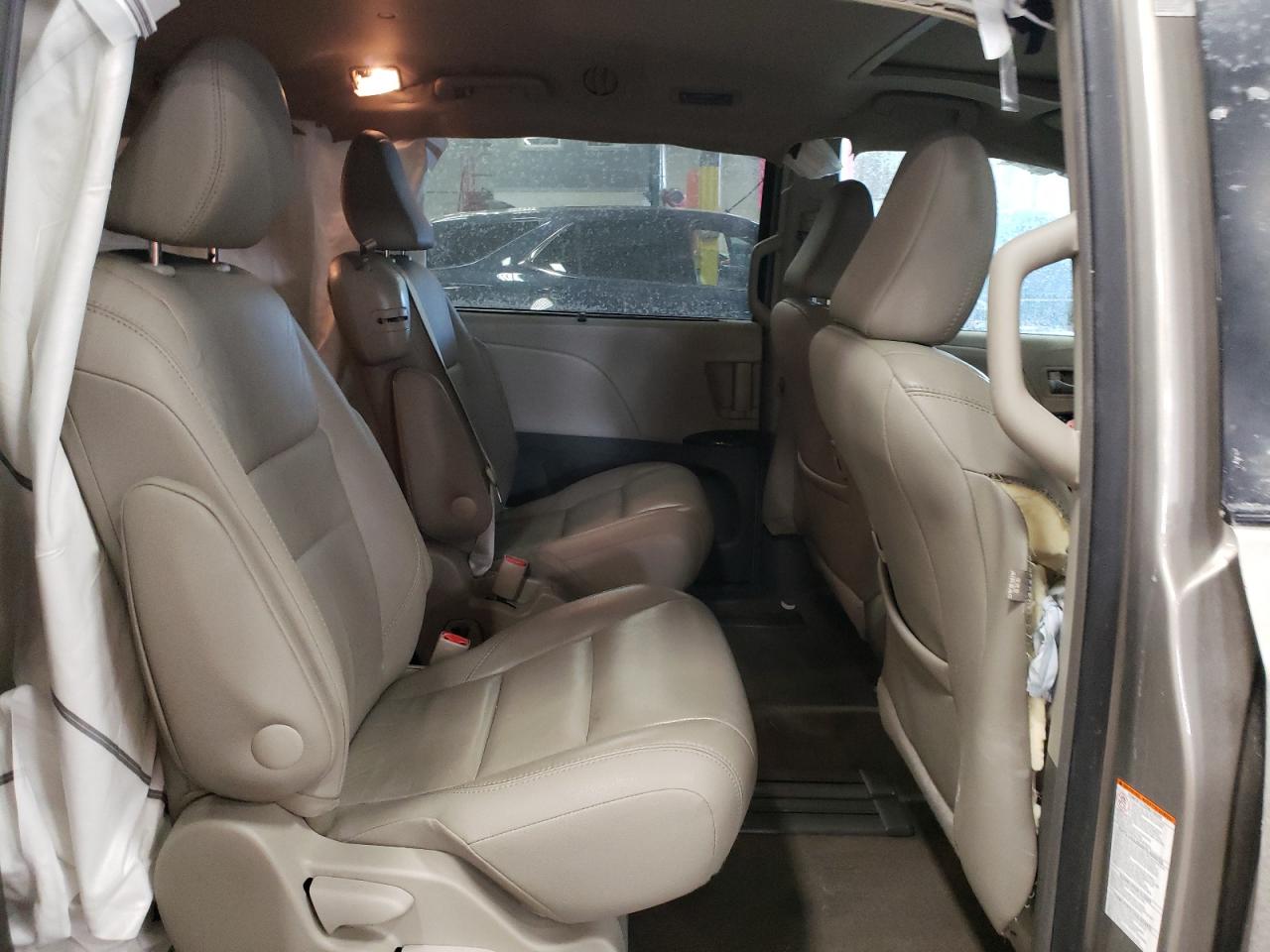 2017 Toyota Sienna - Image 11