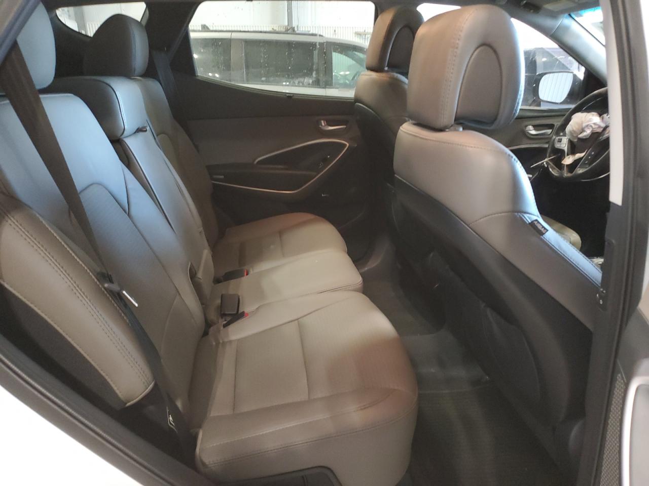 2016 Hyundai Santa Fe - Image 11