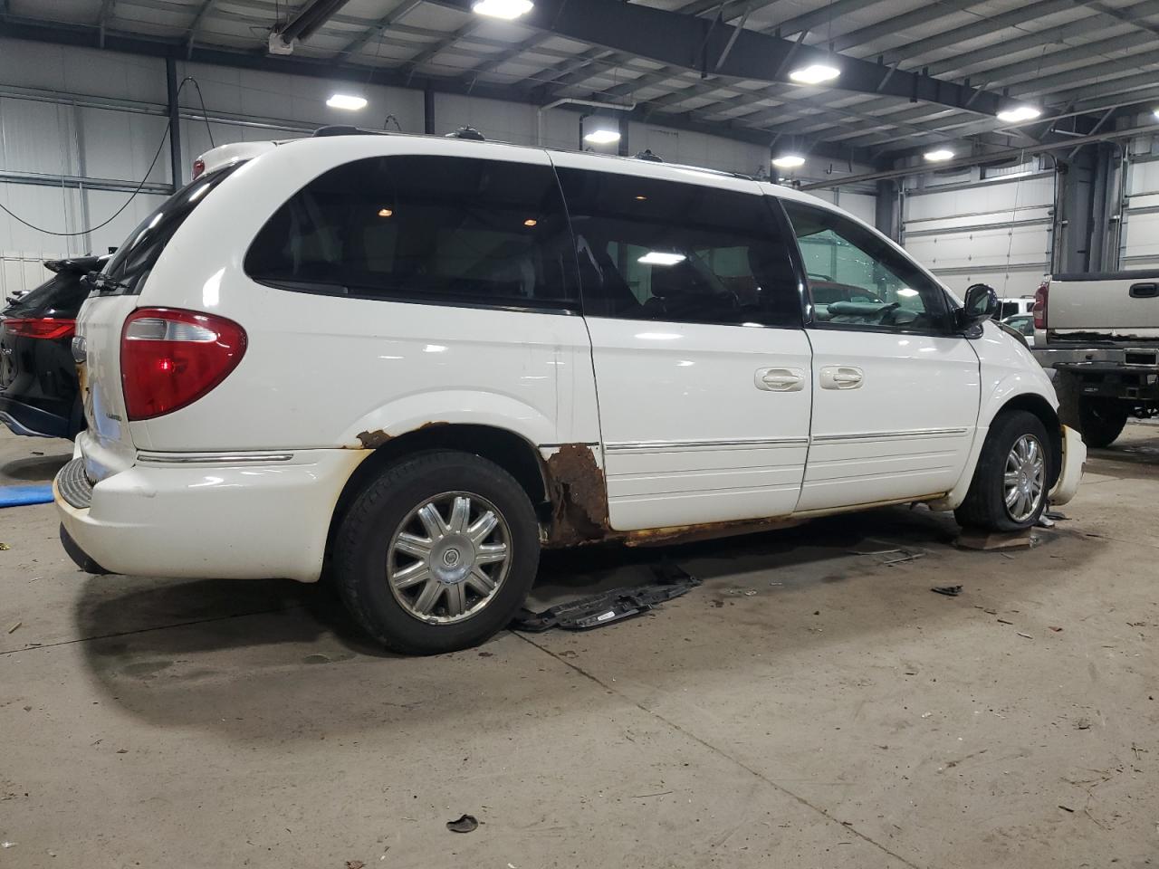 2006 Chrysler Town & Country - Image 3