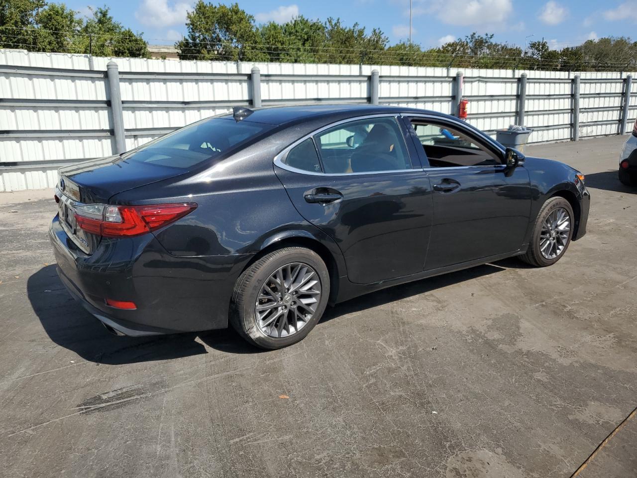2018 Lexus ES - Image 3
