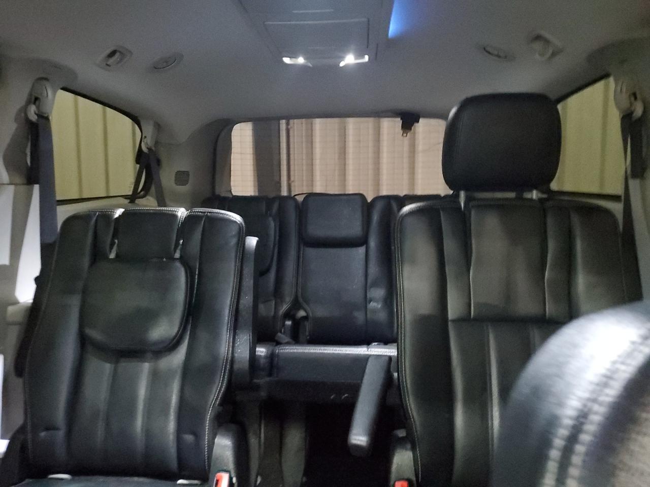 2015 Chrysler Town & Country - Image 10