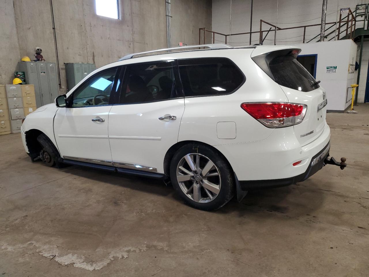 2015 Nissan Pathfinder - Image 2