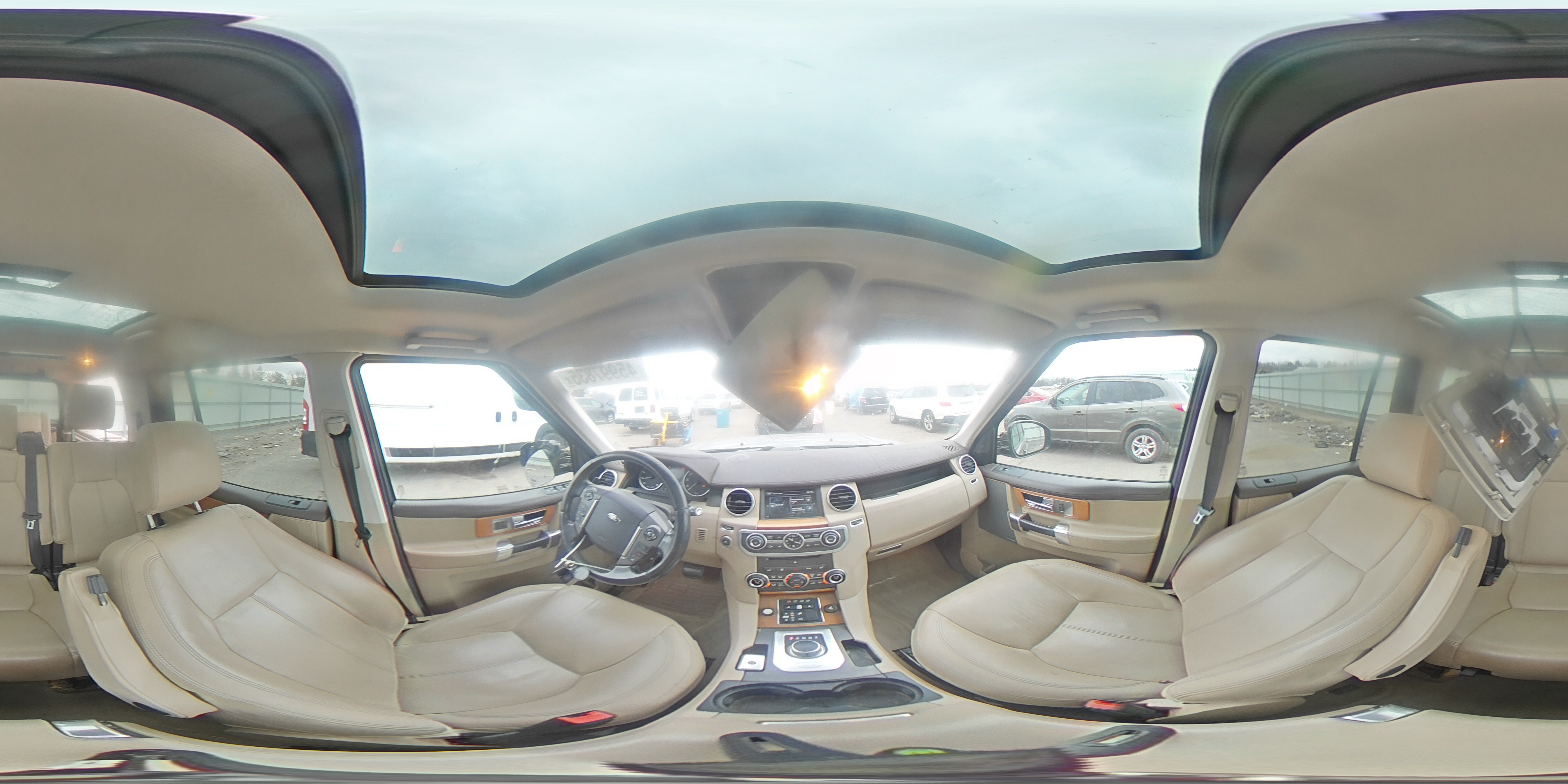 2016 Land Rover LR4 - Image 13
