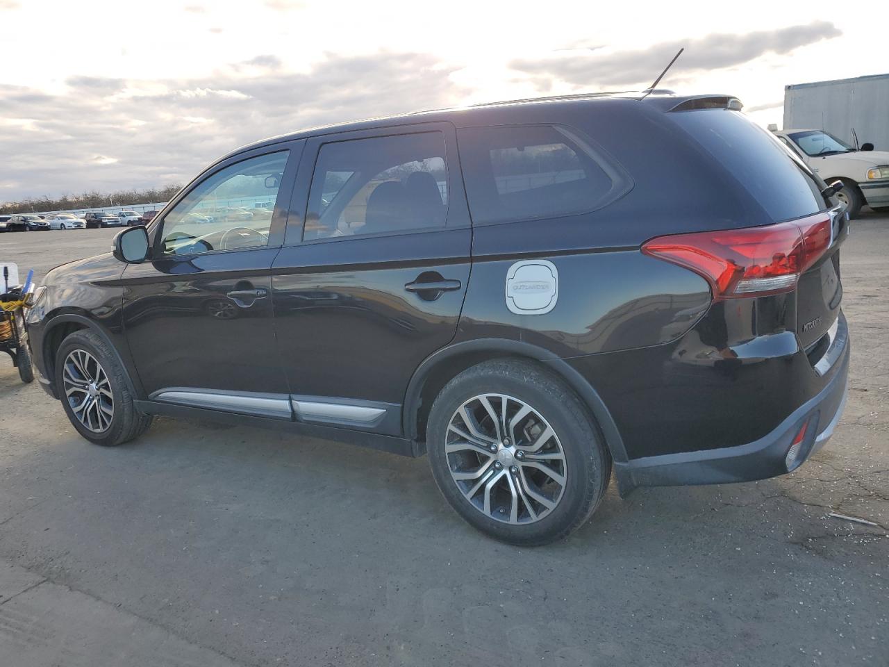 2016 Mitsubishi Outlander - Image 2