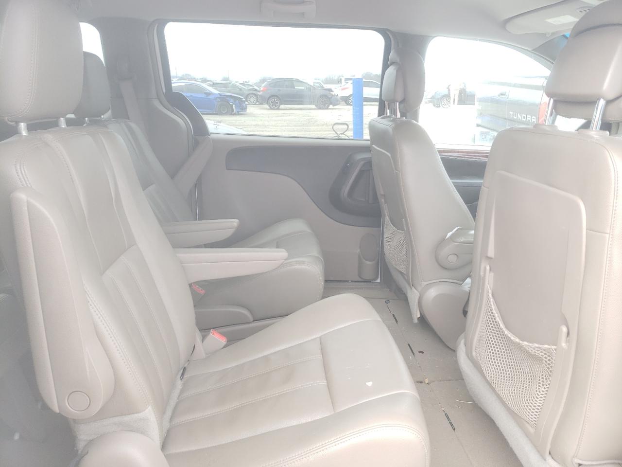 2014 Chrysler Town & Country - Image 11