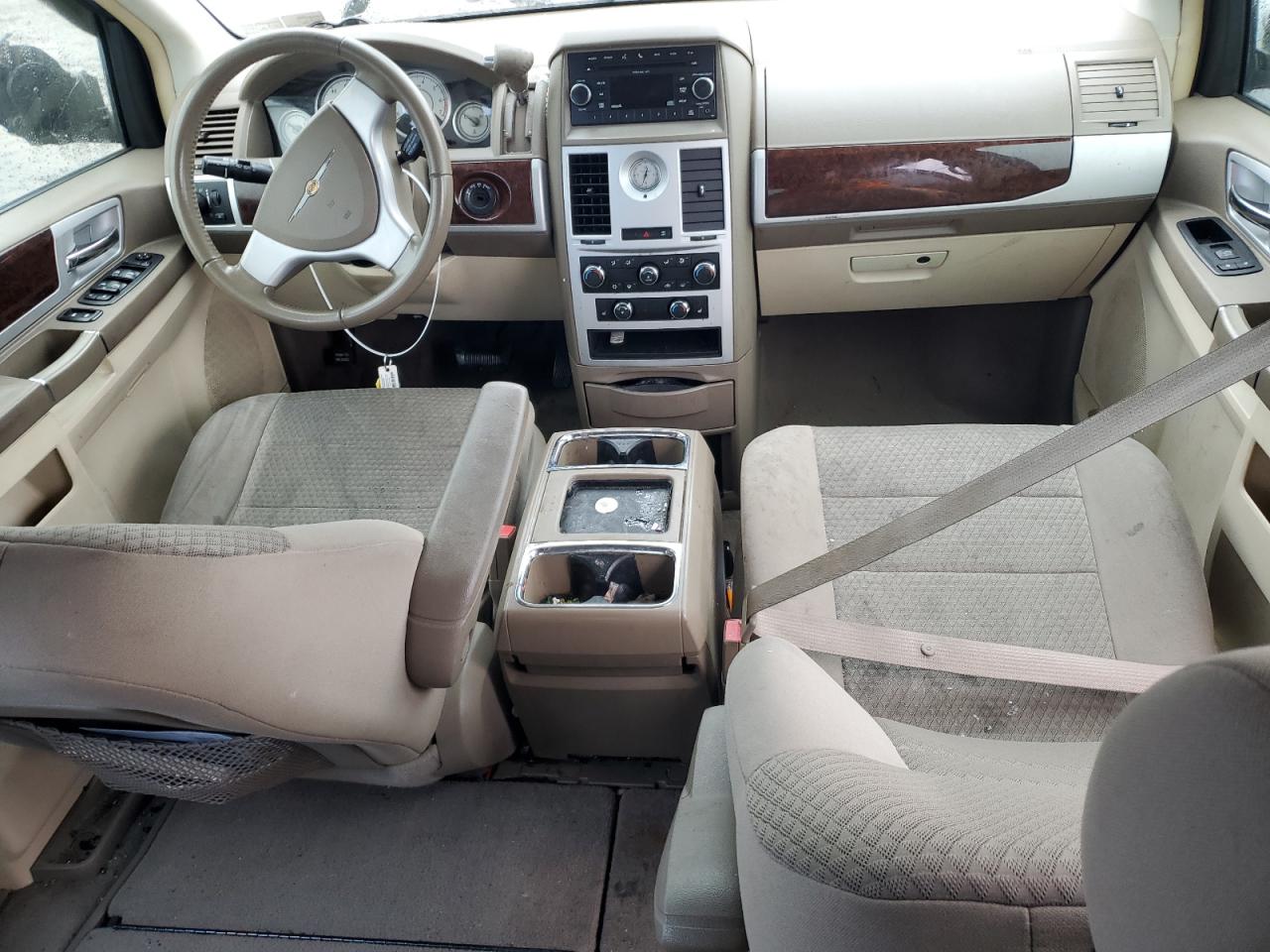 2010 Chrysler Town & Country - Image 8