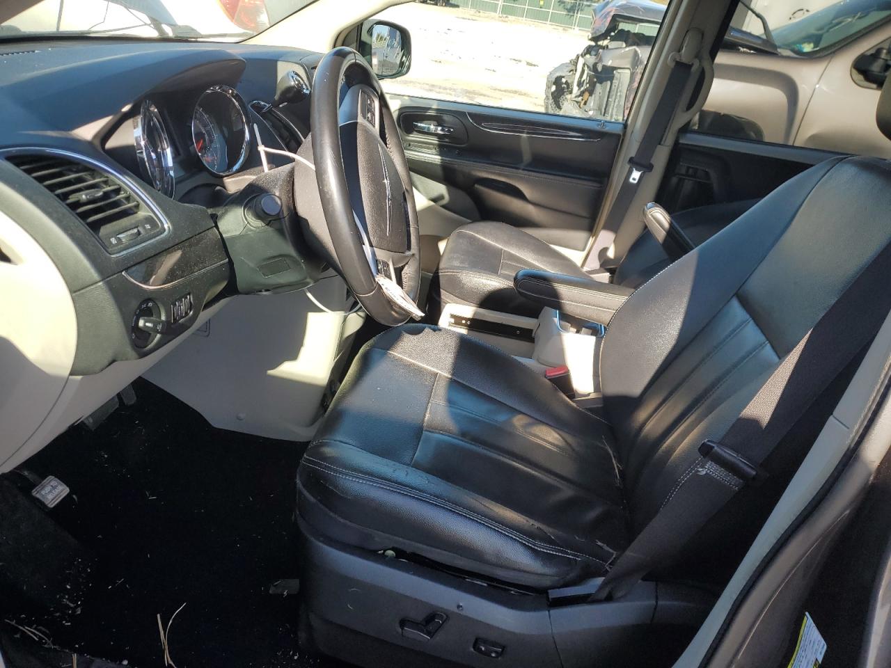 2016 Chrysler Town & Country - Image 7