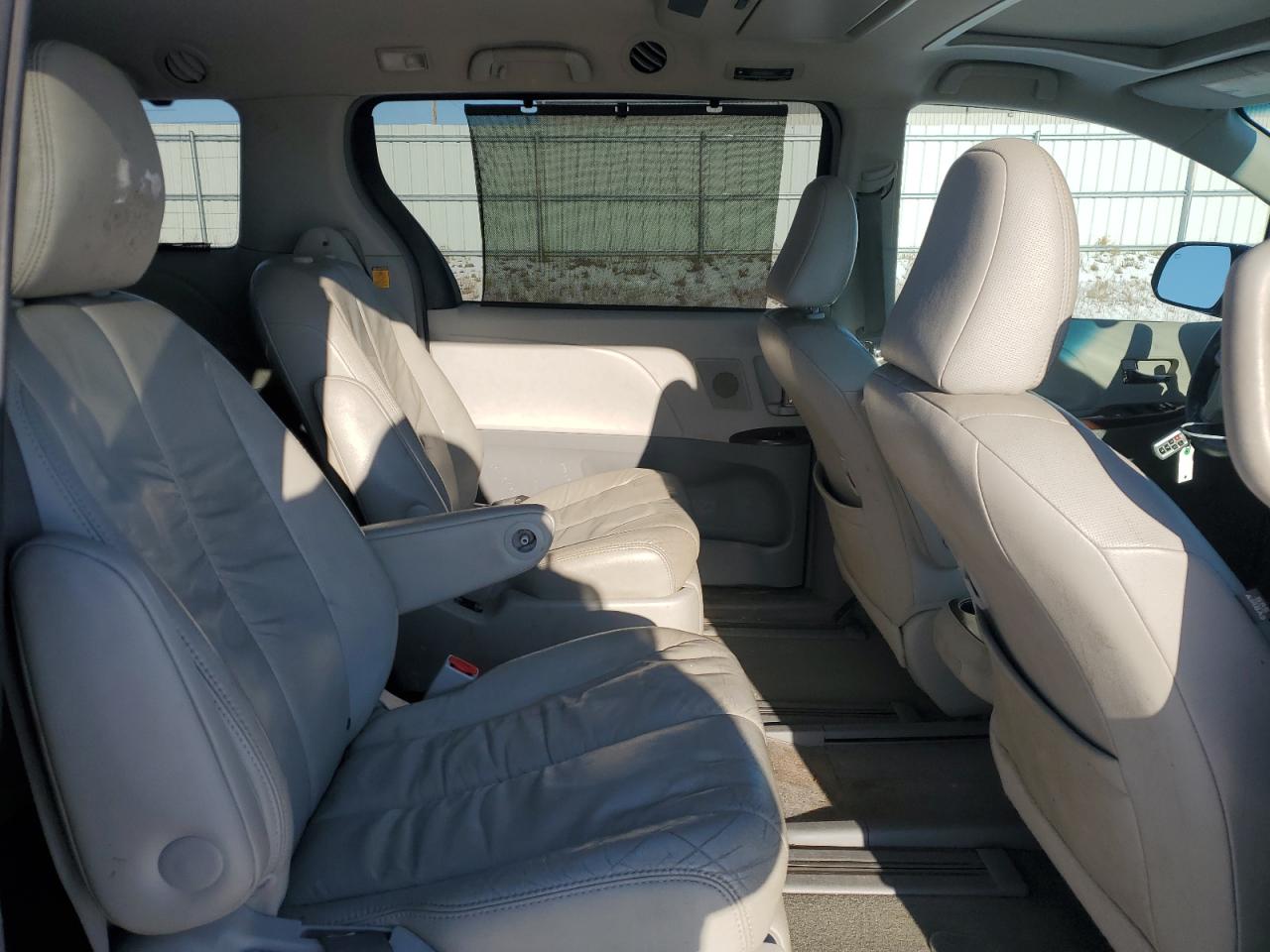 2011 Toyota Sienna - Image 11