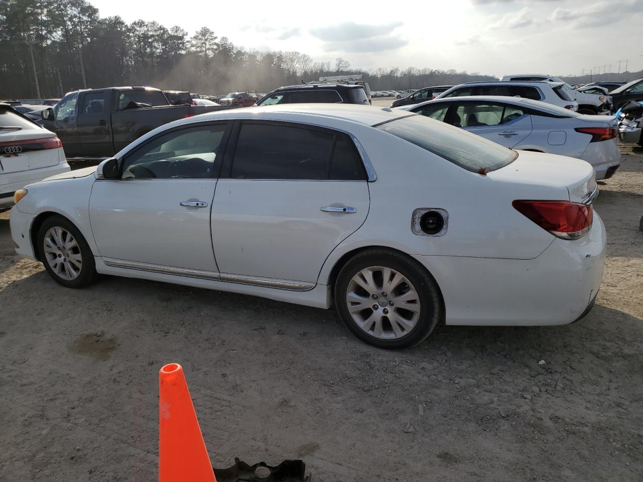 2011 Toyota Avalon - Image 2